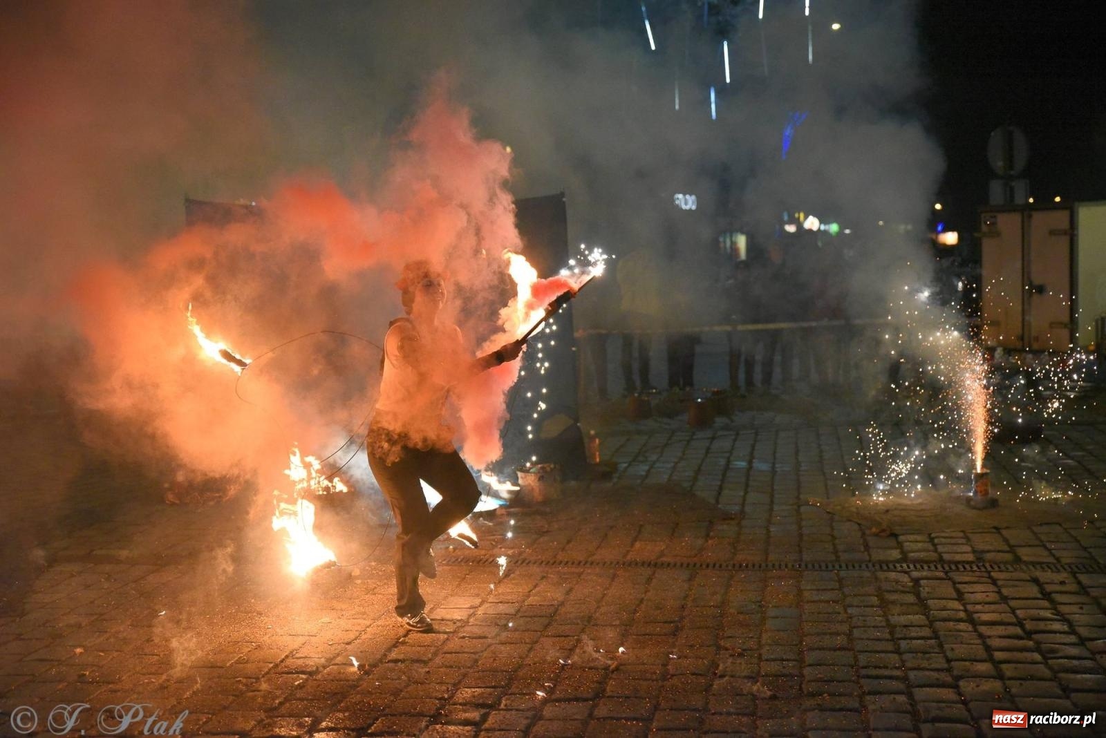 Zdjęcie w galerii na portalu naszraciborz.pl: Światełko do nieba z Teatrem Ognia Enigma [FOTO i WIDEO] wiadomości z regionu