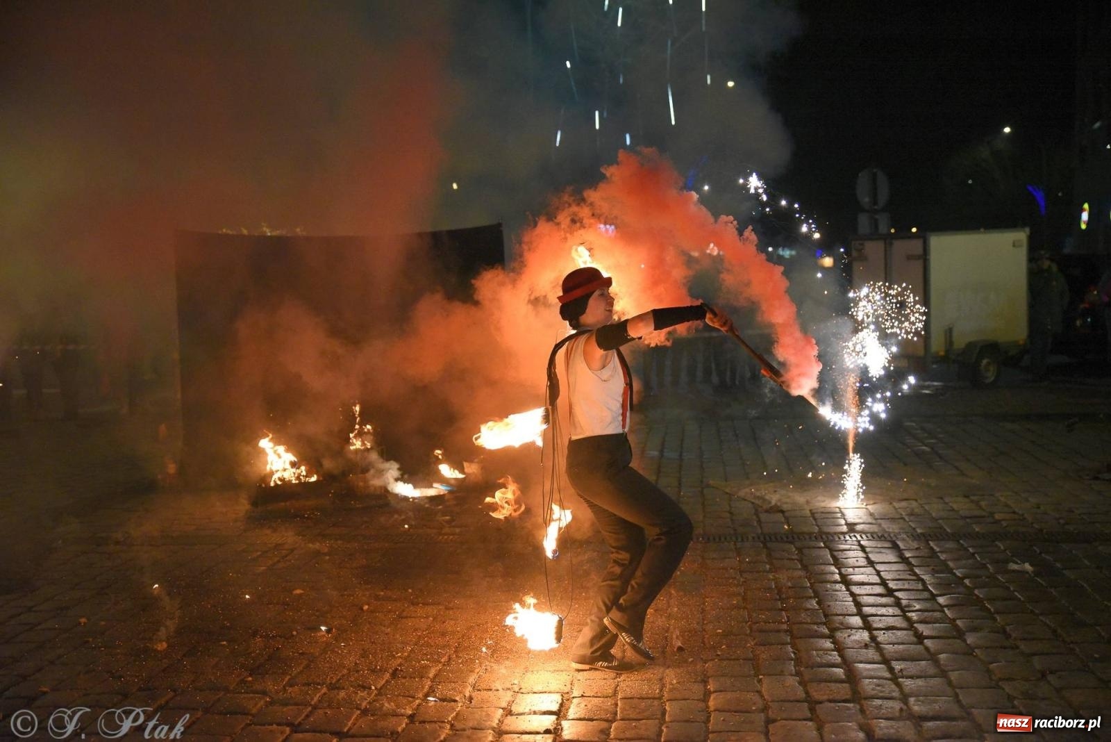 Zdjęcie w galerii na portalu naszraciborz.pl: Światełko do nieba z Teatrem Ognia Enigma [FOTO i WIDEO] wiadomości z regionu