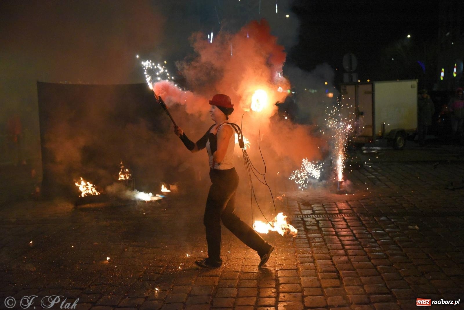 Zdjęcie w galerii na portalu naszraciborz.pl: Światełko do nieba z Teatrem Ognia Enigma [FOTO i WIDEO] wiadomości z regionu