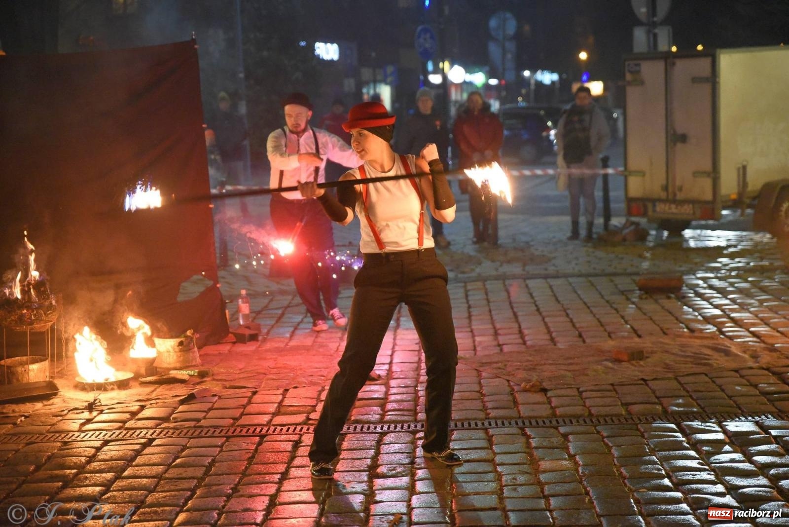 Zdjęcie w galerii na portalu naszraciborz.pl: Światełko do nieba z Teatrem Ognia Enigma [FOTO i WIDEO] wiadomości z regionu