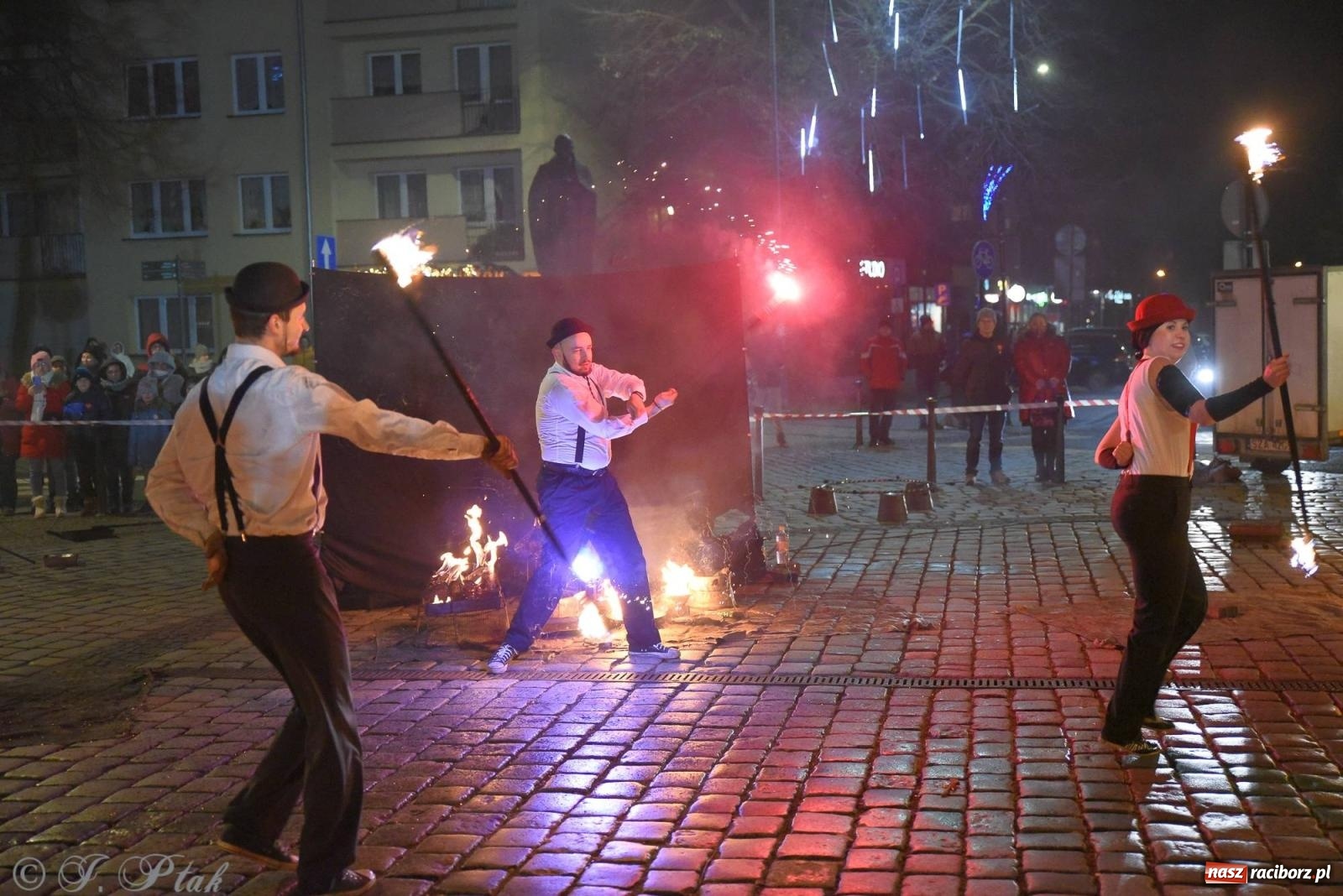 Zdjęcie w galerii na portalu naszraciborz.pl: Światełko do nieba z Teatrem Ognia Enigma [FOTO i WIDEO] wiadomości z regionu