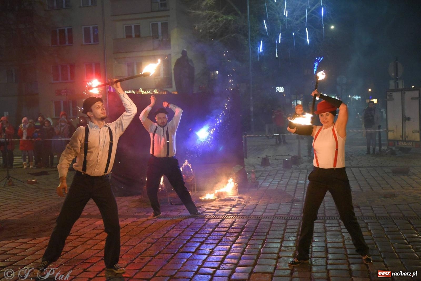 Zdjęcie w galerii na portalu naszraciborz.pl: Światełko do nieba z Teatrem Ognia Enigma [FOTO i WIDEO] wiadomości z regionu