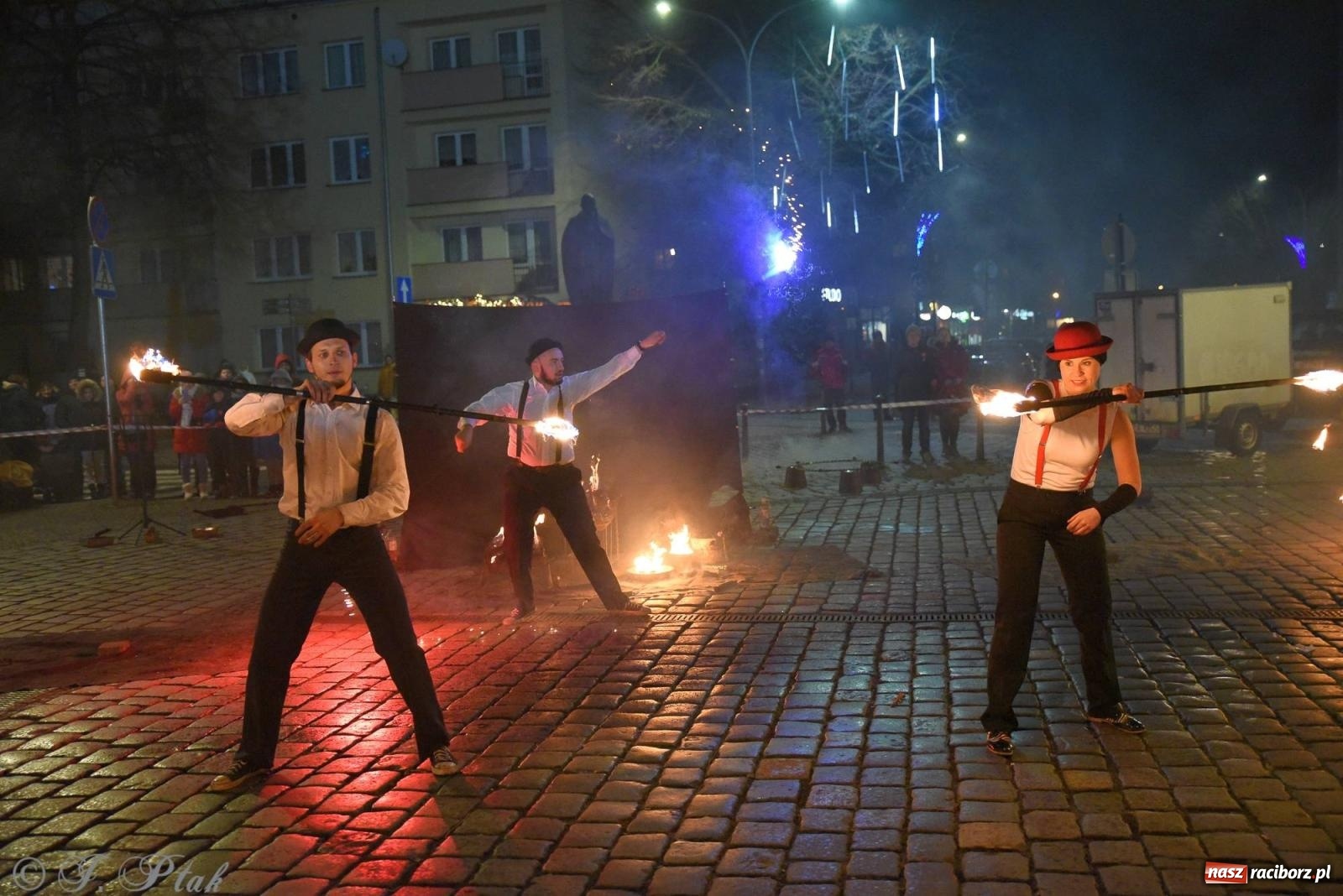 Zdjęcie w galerii na portalu naszraciborz.pl: Światełko do nieba z Teatrem Ognia Enigma [FOTO i WIDEO] wiadomości z regionu