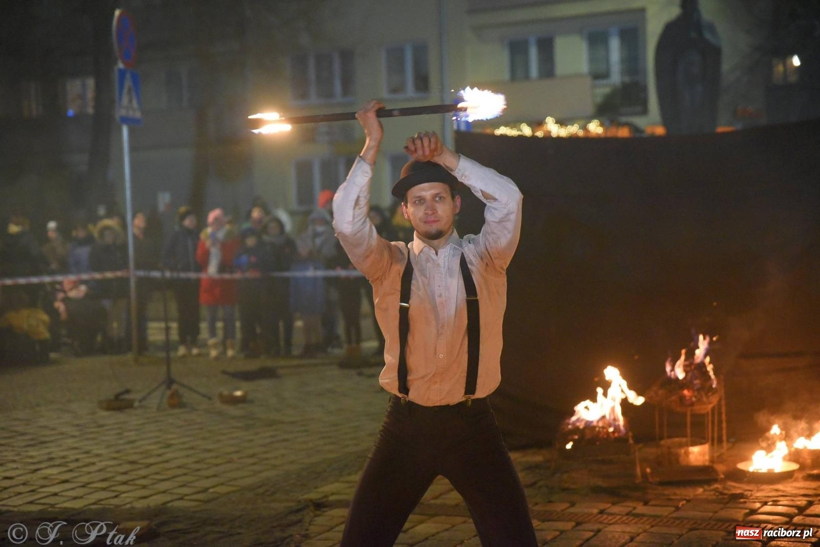 Zdjęcie w galerii na portalu naszraciborz.pl: Światełko do nieba z Teatrem Ognia Enigma [FOTO i WIDEO] wiadomości z regionu