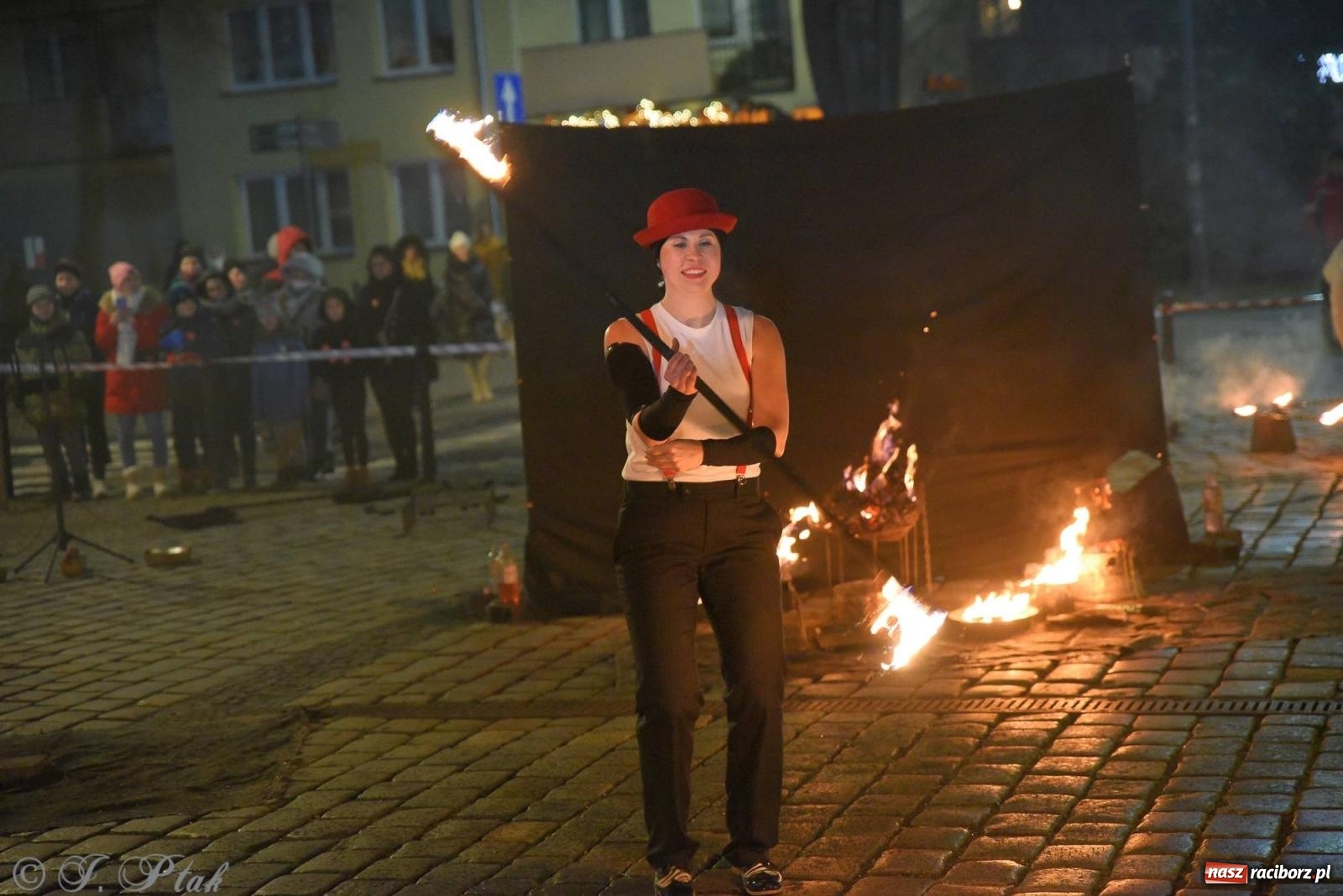 Zdjęcie w galerii na portalu naszraciborz.pl: Światełko do nieba z Teatrem Ognia Enigma [FOTO i WIDEO] wiadomości z regionu