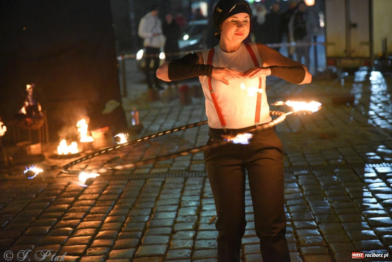 Zdjęcie w galerii na portalu naszraciborz.pl: Światełko do nieba z Teatrem Ognia Enigma [FOTO i WIDEO] wiadomości z regionu