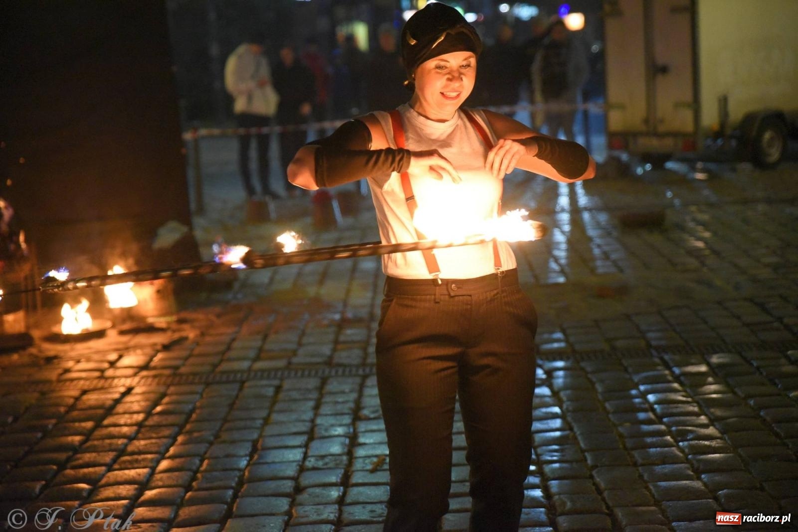 Zdjęcie w galerii na portalu naszraciborz.pl: Światełko do nieba z Teatrem Ognia Enigma [FOTO i WIDEO] wiadomości z regionu