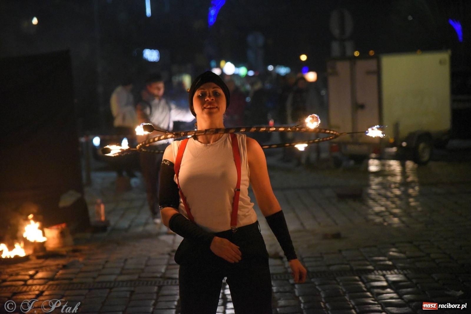 Zdjęcie w galerii na portalu naszraciborz.pl: Światełko do nieba z Teatrem Ognia Enigma [FOTO i WIDEO] wiadomości z regionu