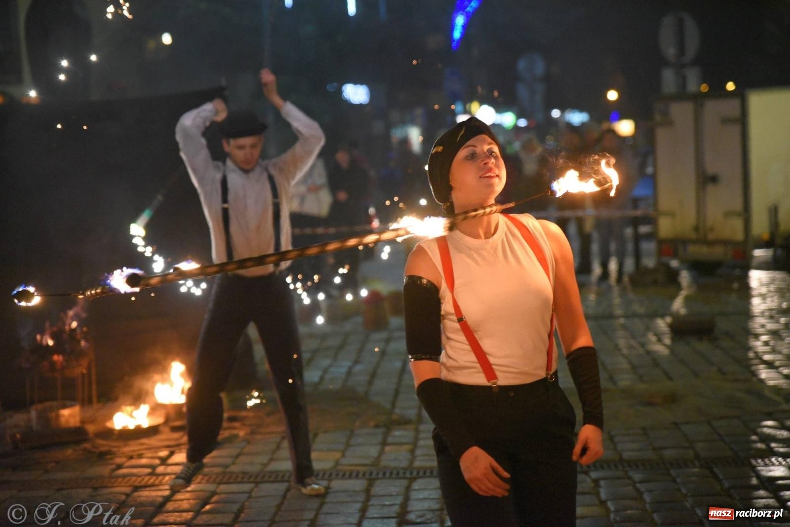 Zdjęcie w galerii na portalu naszraciborz.pl: Światełko do nieba z Teatrem Ognia Enigma [FOTO i WIDEO] wiadomości z regionu