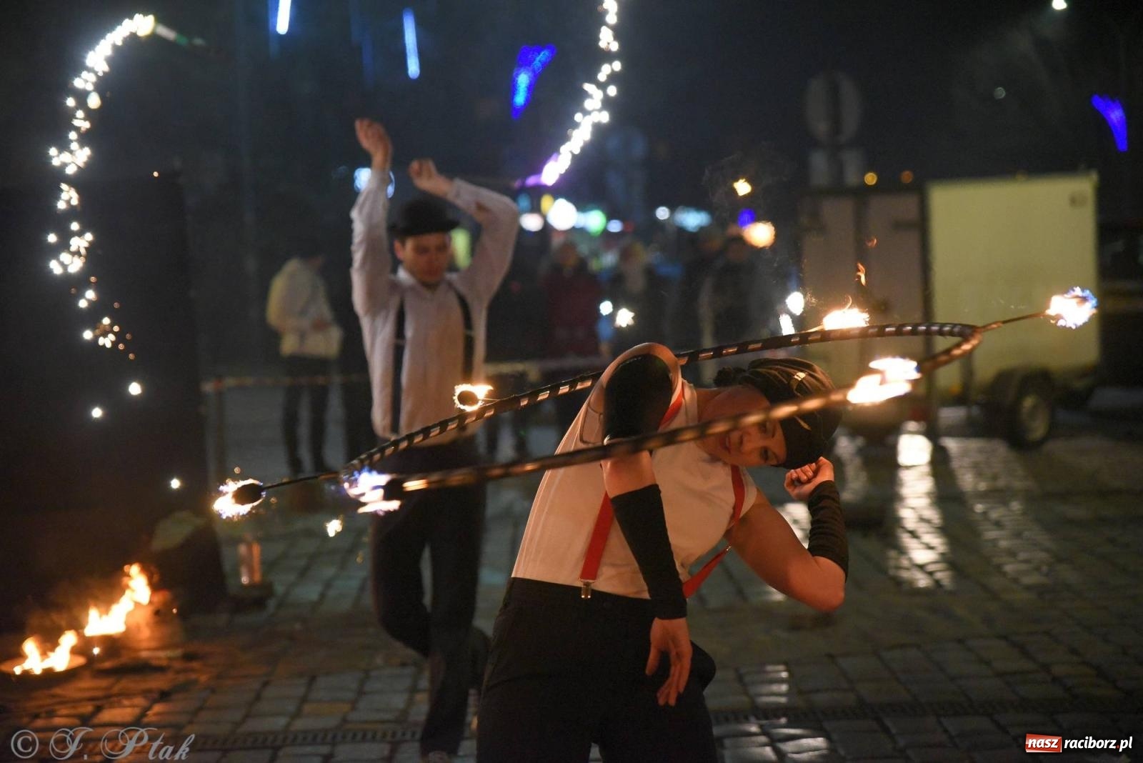 Zdjęcie w galerii na portalu naszraciborz.pl: Światełko do nieba z Teatrem Ognia Enigma [FOTO i WIDEO] wiadomości z regionu