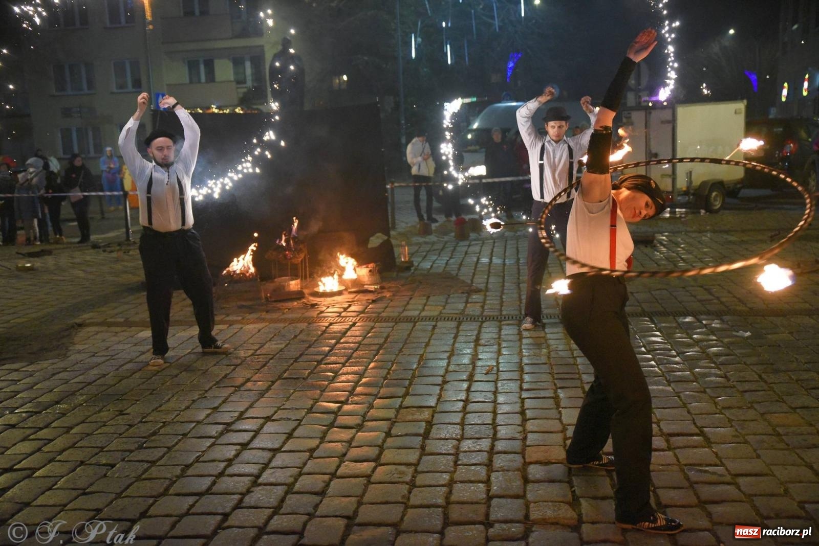 Zdjęcie w galerii na portalu naszraciborz.pl: Światełko do nieba z Teatrem Ognia Enigma [FOTO i WIDEO] wiadomości z regionu