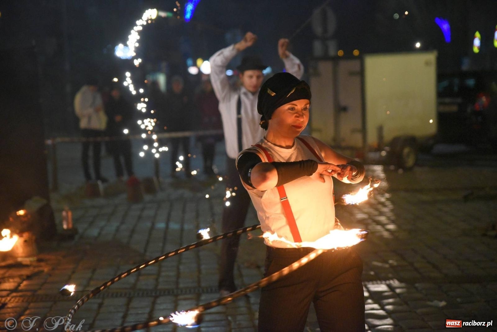 Zdjęcie w galerii na portalu naszraciborz.pl: Światełko do nieba z Teatrem Ognia Enigma [FOTO i WIDEO] wiadomości z regionu