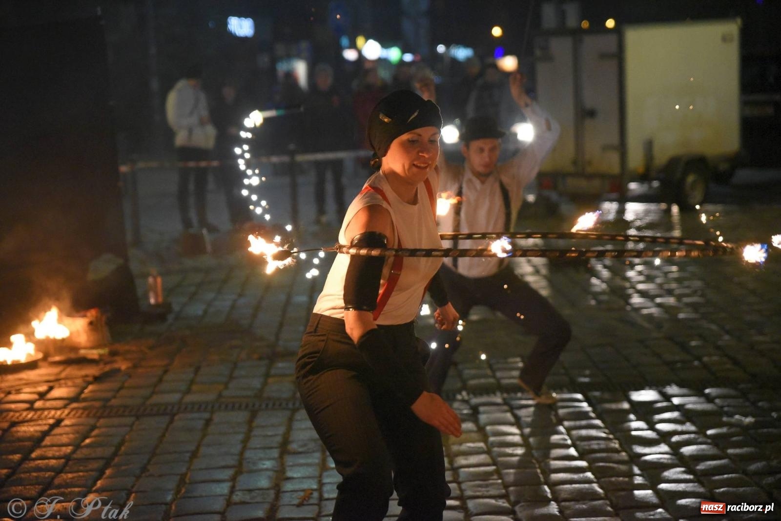 Zdjęcie w galerii na portalu naszraciborz.pl: Światełko do nieba z Teatrem Ognia Enigma [FOTO i WIDEO] wiadomości z regionu