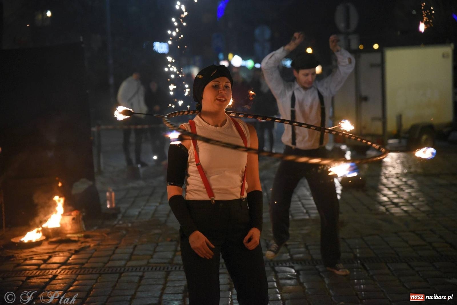 Zdjęcie w galerii na portalu naszraciborz.pl: Światełko do nieba z Teatrem Ognia Enigma [FOTO i WIDEO] wiadomości z regionu