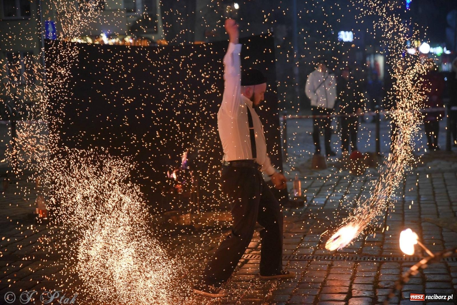 Zdjęcie w galerii na portalu naszraciborz.pl: Światełko do nieba z Teatrem Ognia Enigma [FOTO i WIDEO] wiadomości z regionu