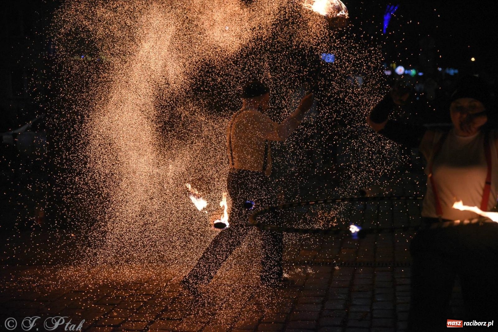 Zdjęcie w galerii na portalu naszraciborz.pl: Światełko do nieba z Teatrem Ognia Enigma [FOTO i WIDEO] wiadomości z regionu