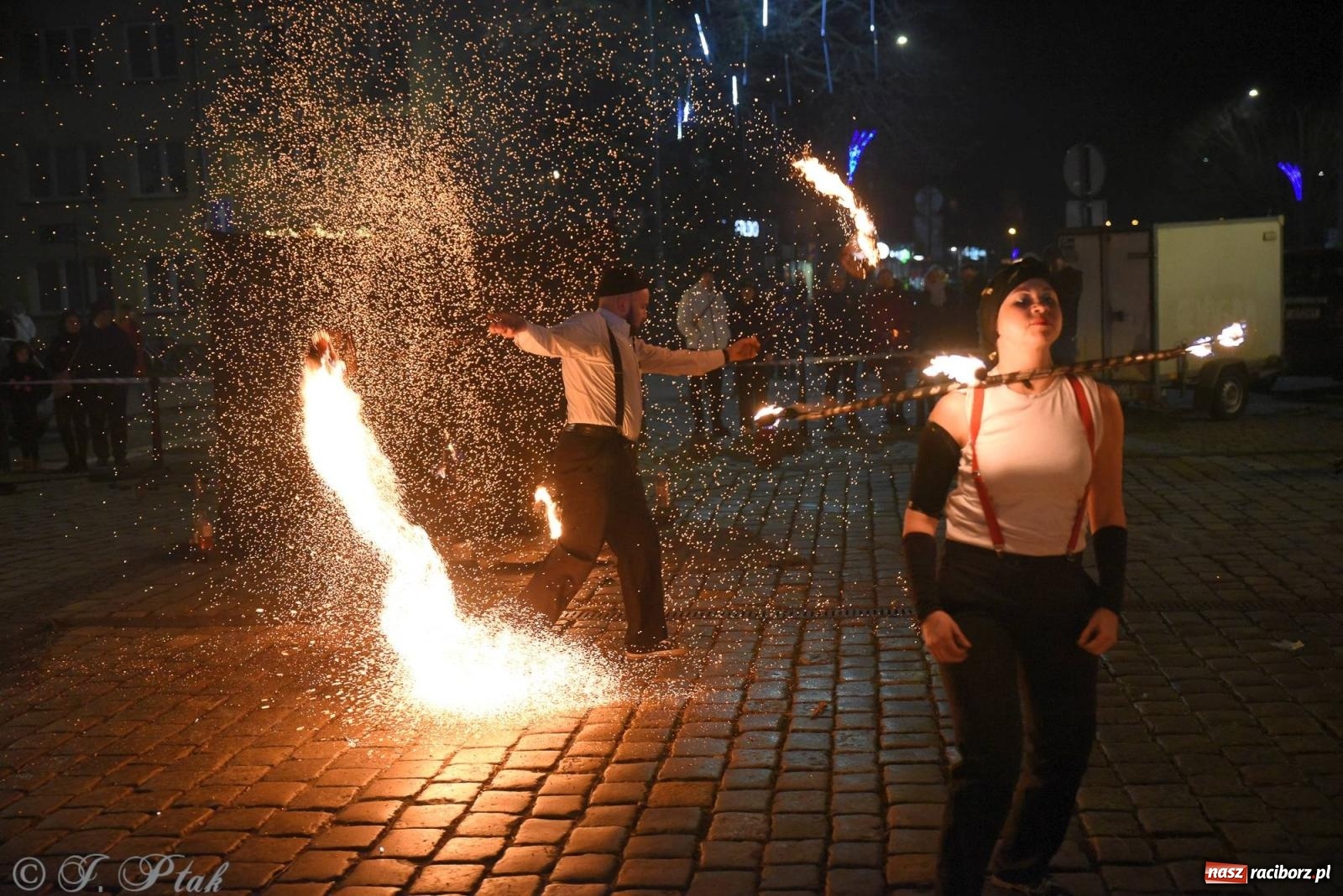 Zdjęcie w galerii na portalu naszraciborz.pl: Światełko do nieba z Teatrem Ognia Enigma [FOTO i WIDEO] wiadomości z regionu