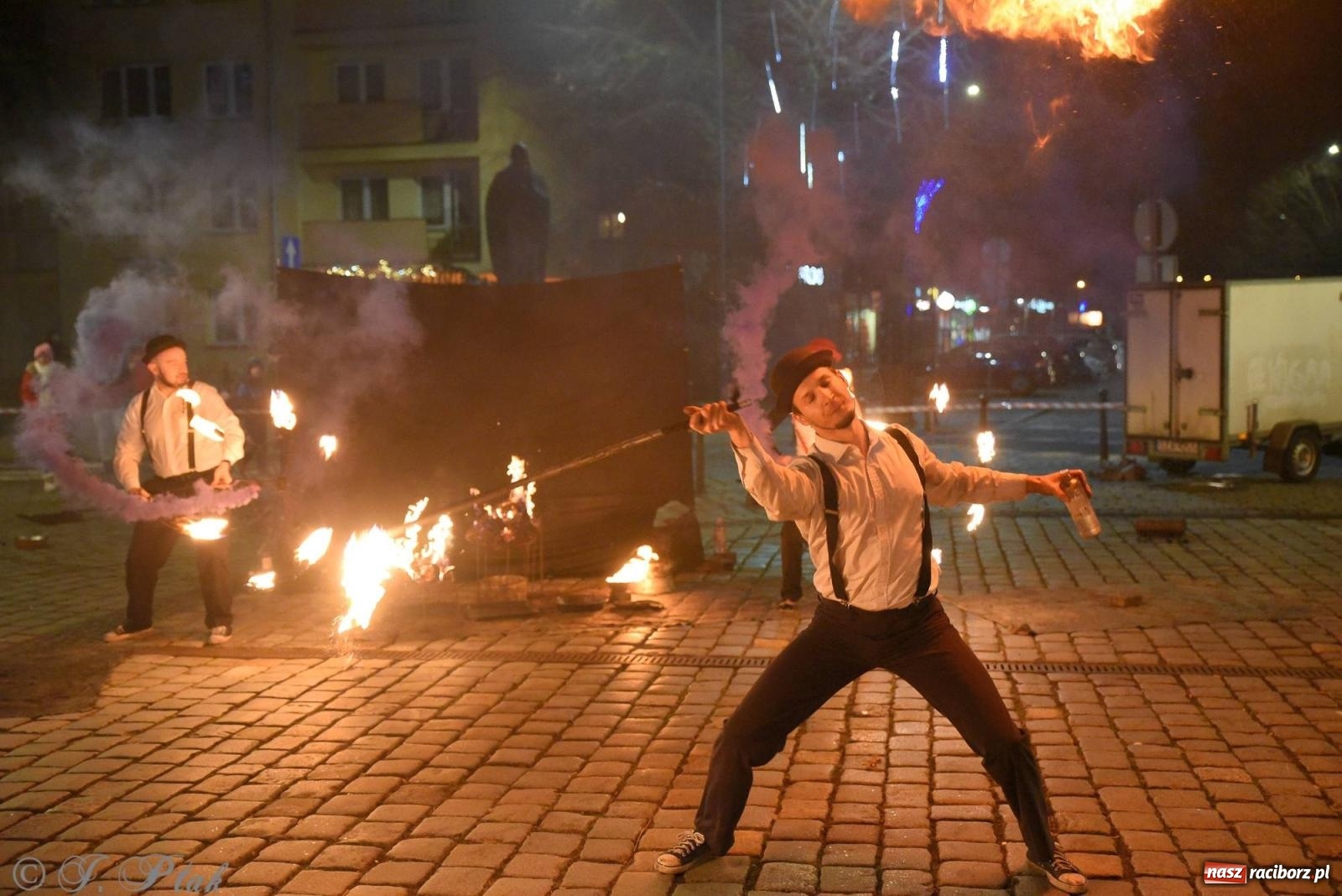 Zdjęcie w galerii na portalu naszraciborz.pl: Światełko do nieba z Teatrem Ognia Enigma [FOTO i WIDEO] wiadomości z regionu