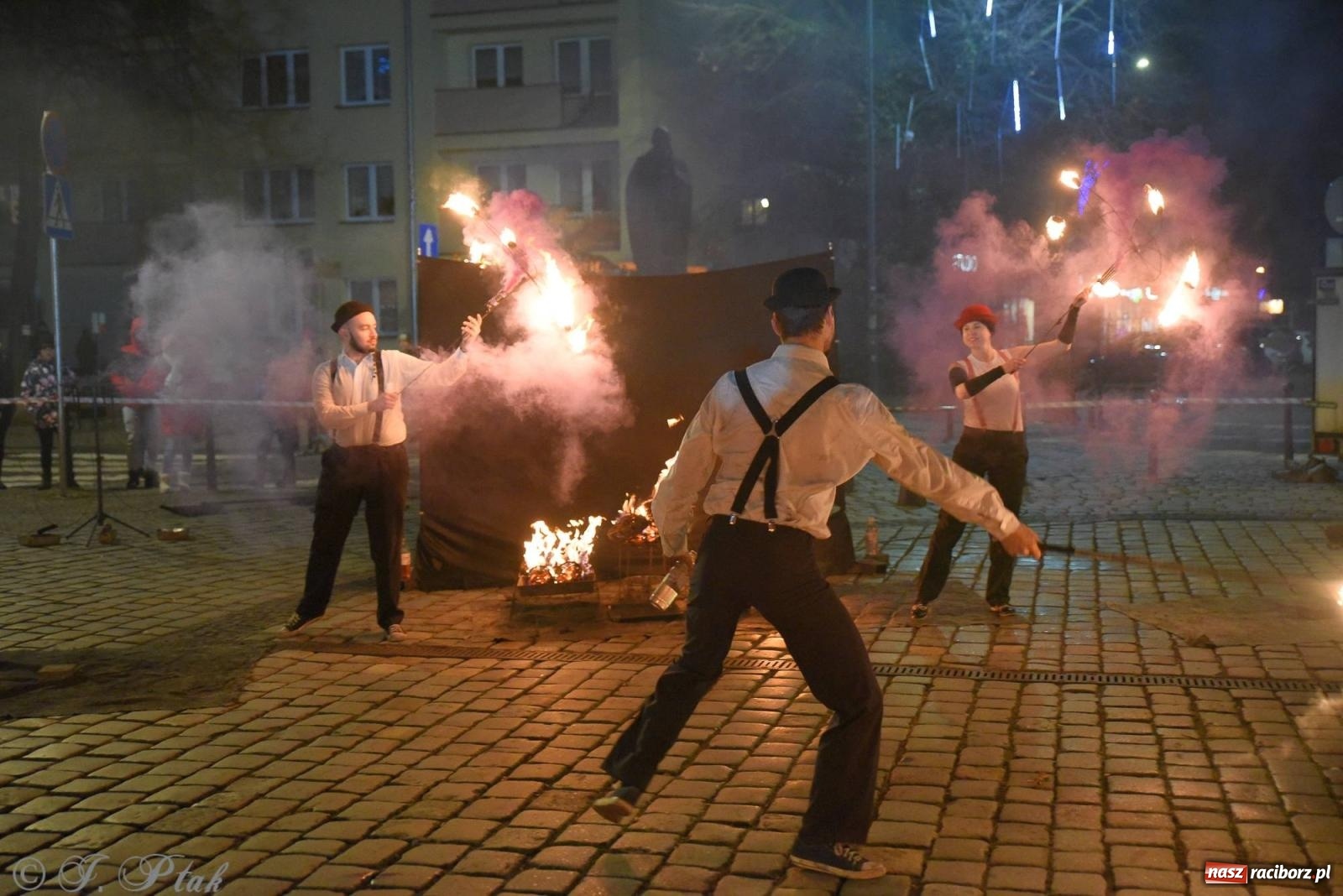 Zdjęcie w galerii na portalu naszraciborz.pl: Światełko do nieba z Teatrem Ognia Enigma [FOTO i WIDEO] wiadomości z regionu