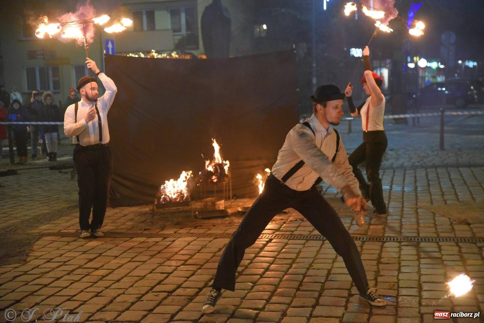 Zdjęcie w galerii na portalu naszraciborz.pl: Światełko do nieba z Teatrem Ognia Enigma [FOTO i WIDEO] wiadomości z regionu