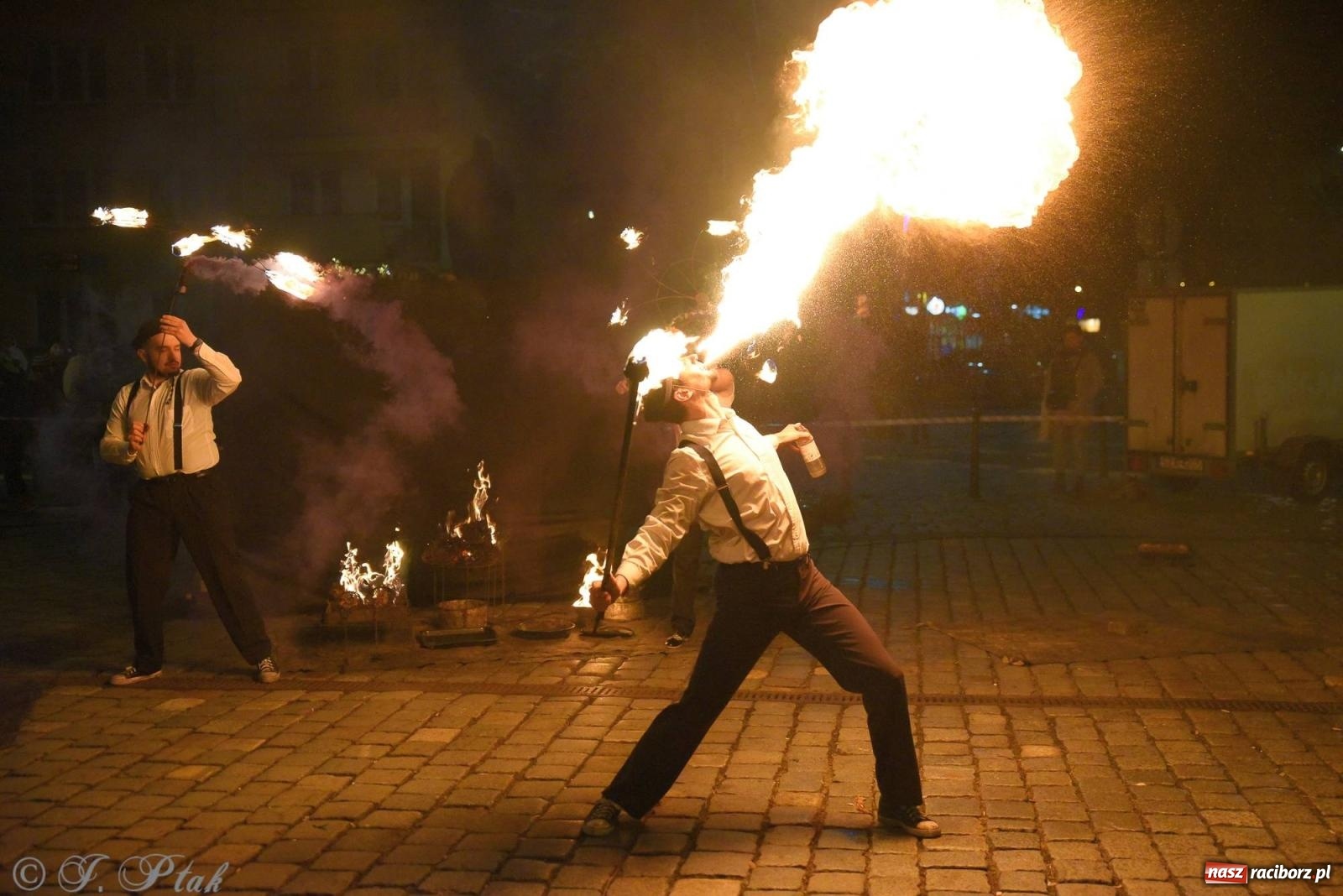 Zdjęcie w galerii na portalu naszraciborz.pl: Światełko do nieba z Teatrem Ognia Enigma [FOTO i WIDEO] wiadomości z regionu