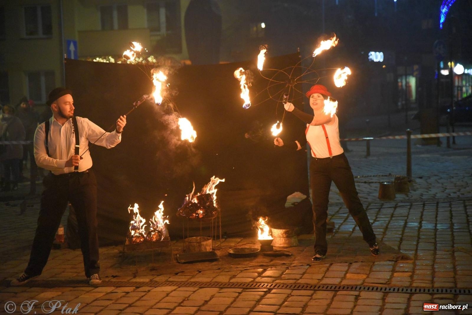 Zdjęcie w galerii na portalu naszraciborz.pl: Światełko do nieba z Teatrem Ognia Enigma [FOTO i WIDEO] wiadomości z regionu
