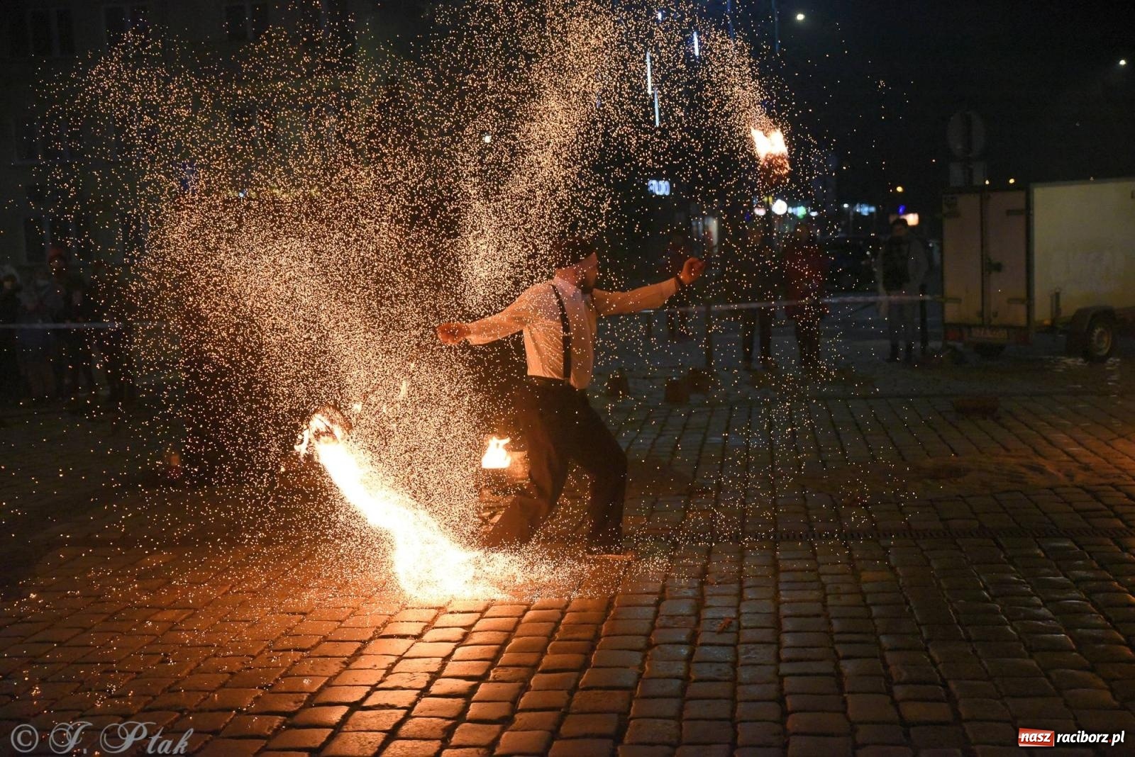 Zdjęcie w galerii na portalu naszraciborz.pl: Światełko do nieba z Teatrem Ognia Enigma [FOTO i WIDEO] wiadomości z regionu
