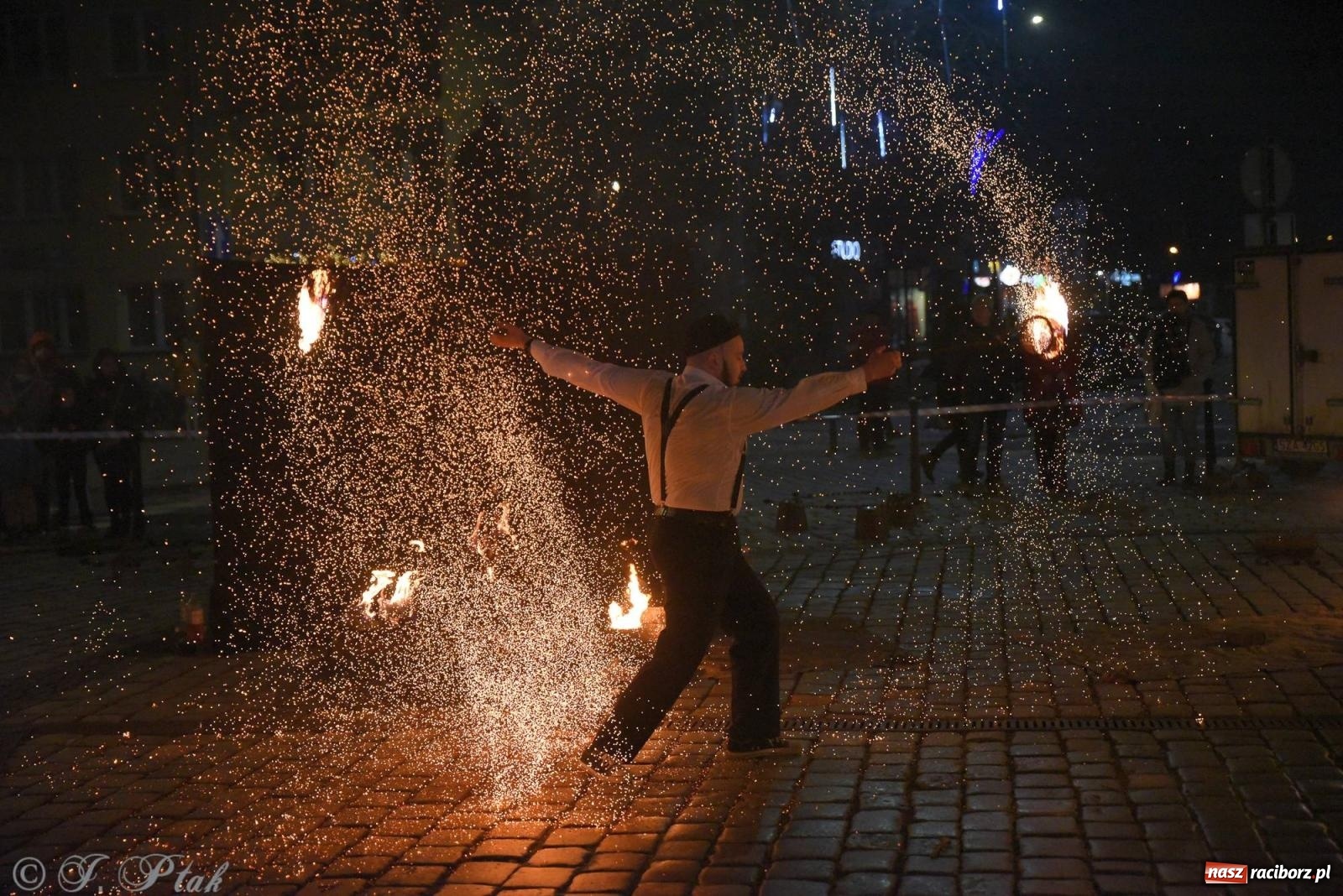 Zdjęcie w galerii na portalu naszraciborz.pl: Światełko do nieba z Teatrem Ognia Enigma [FOTO i WIDEO] wiadomości z regionu