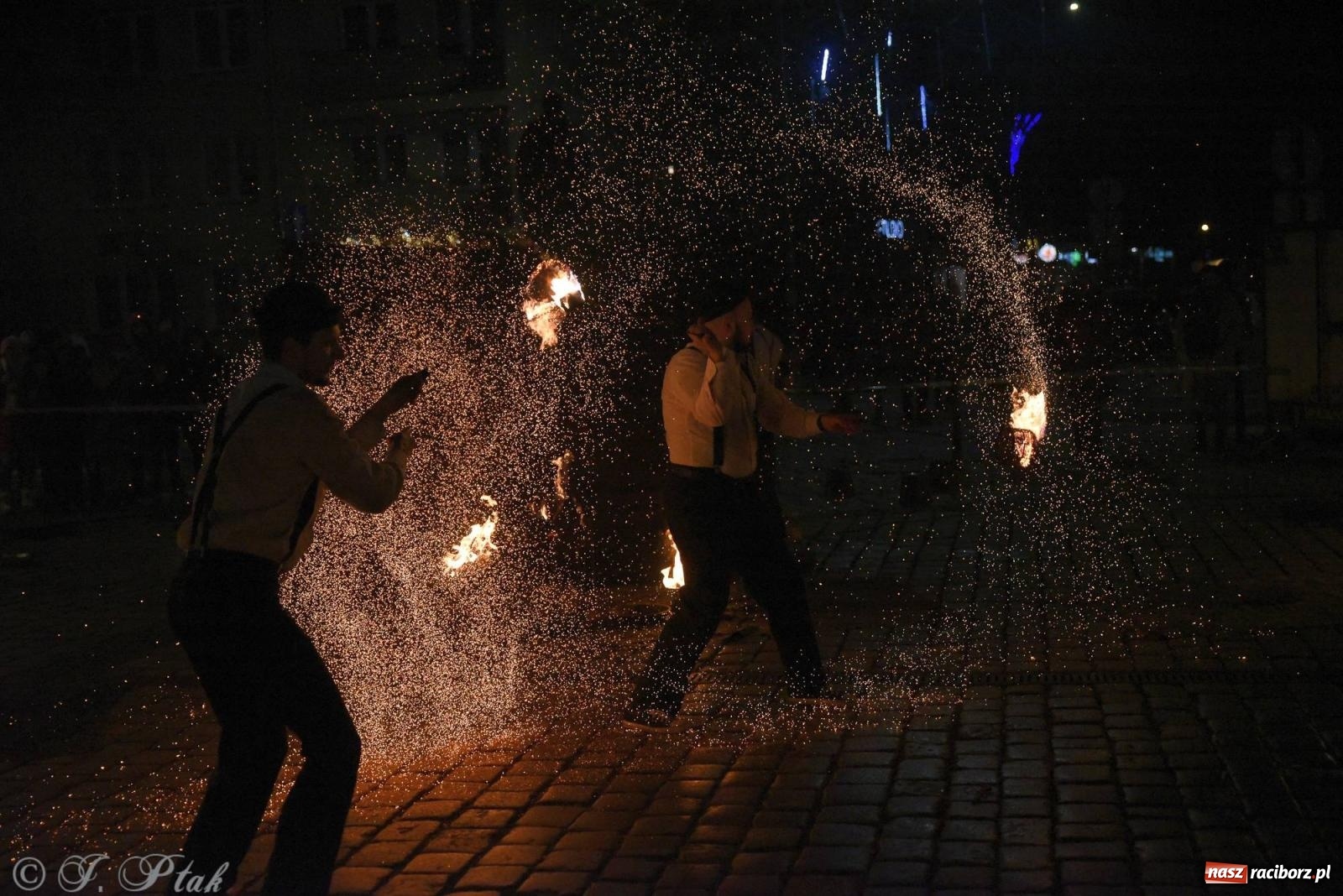 Zdjęcie w galerii na portalu naszraciborz.pl: Światełko do nieba z Teatrem Ognia Enigma [FOTO i WIDEO] wiadomości z regionu