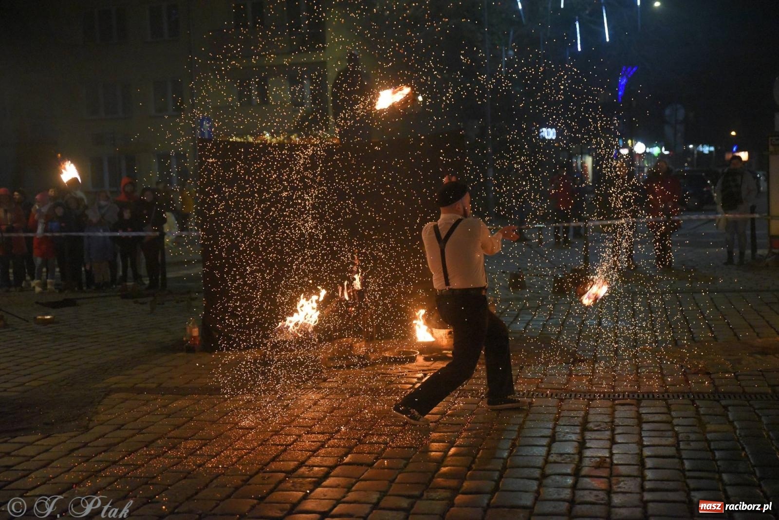 Zdjęcie w galerii na portalu naszraciborz.pl: Światełko do nieba z Teatrem Ognia Enigma [FOTO i WIDEO] wiadomości z regionu