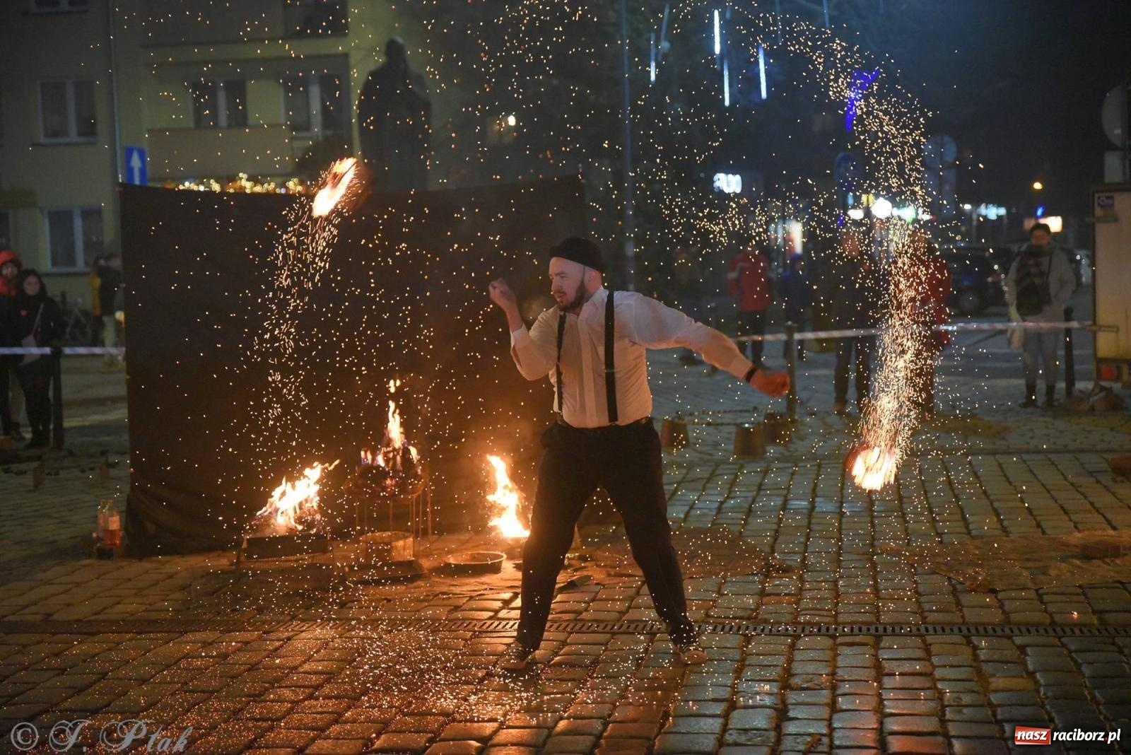 Zdjęcie w galerii na portalu naszraciborz.pl: Światełko do nieba z Teatrem Ognia Enigma [FOTO i WIDEO] wiadomości z regionu