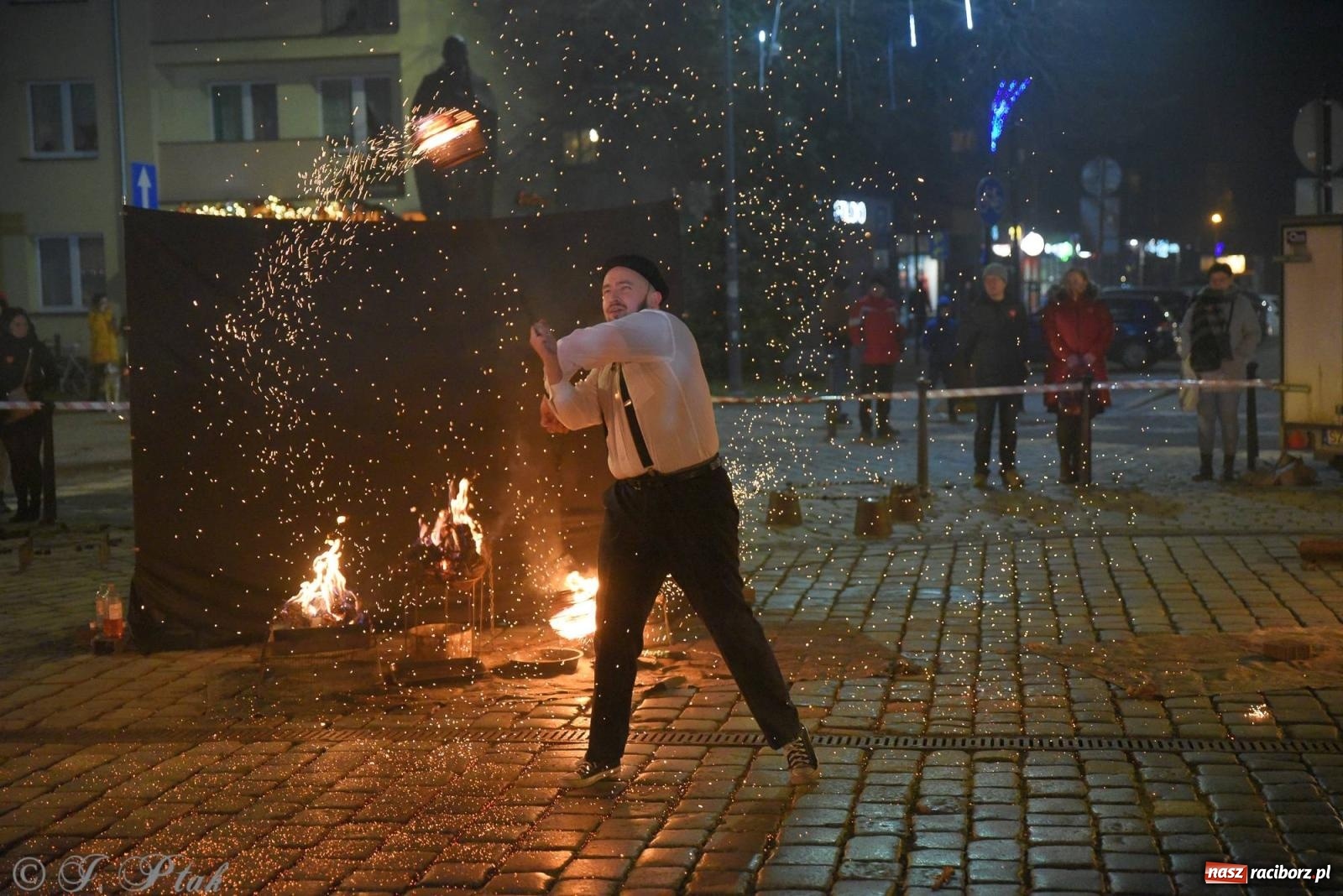 Zdjęcie w galerii na portalu naszraciborz.pl: Światełko do nieba z Teatrem Ognia Enigma [FOTO i WIDEO] wiadomości z regionu