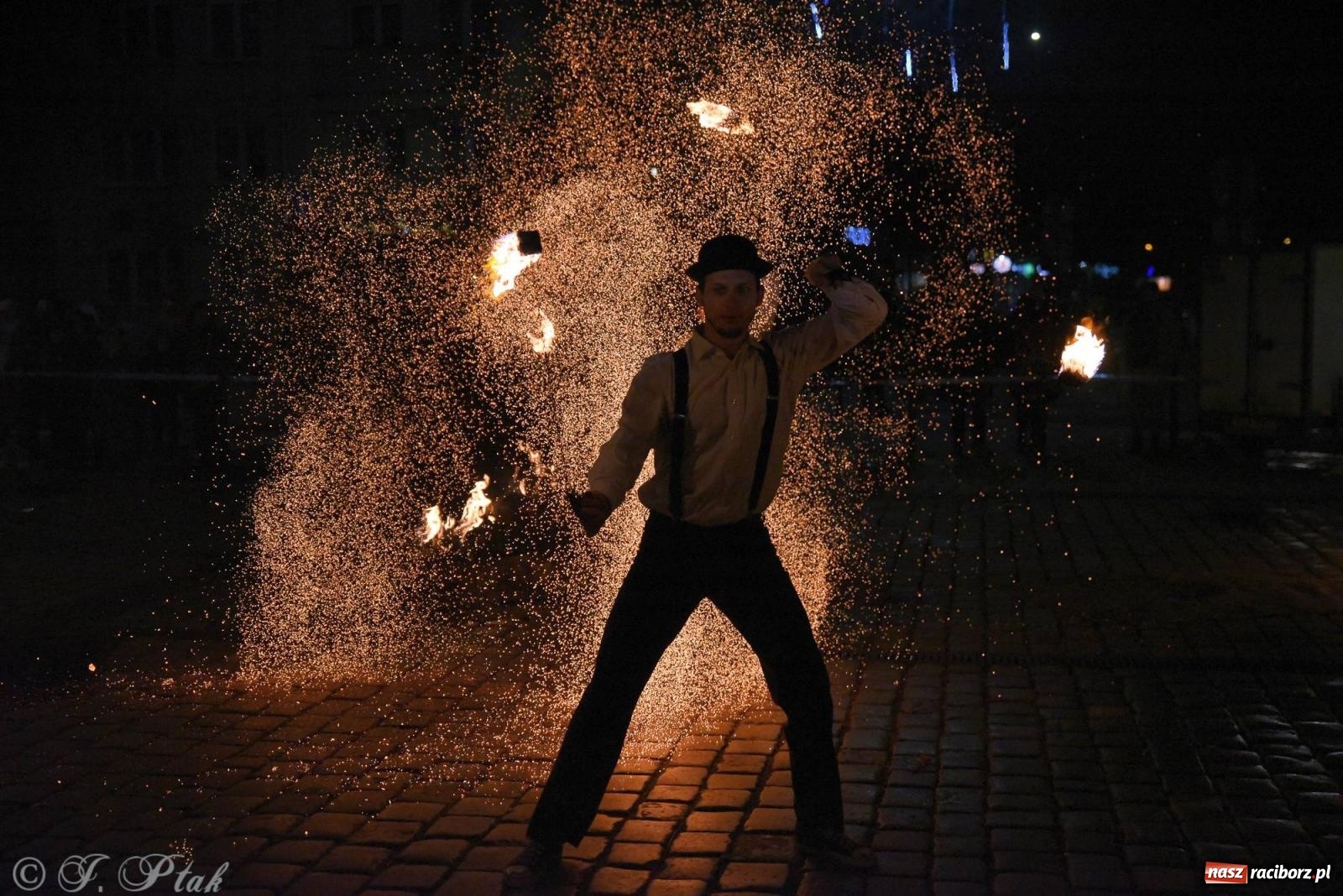 Zdjęcie w galerii na portalu naszraciborz.pl: Światełko do nieba z Teatrem Ognia Enigma [FOTO i WIDEO] wiadomości z regionu