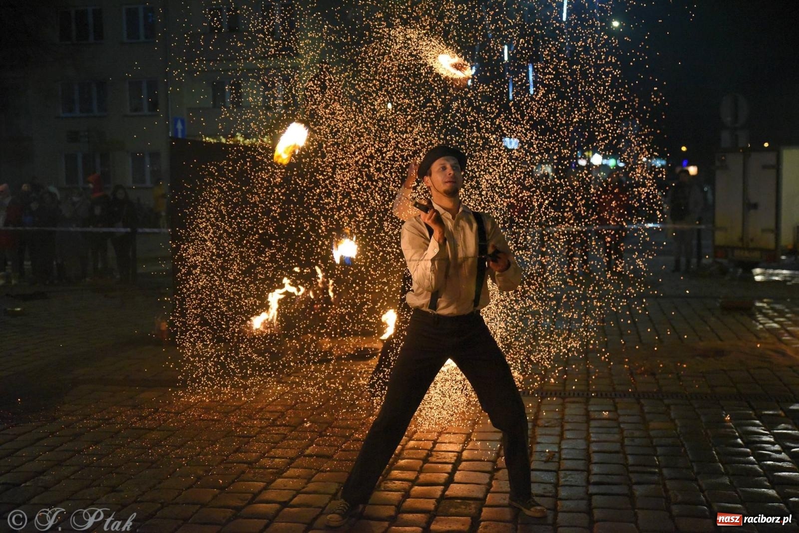 Zdjęcie w galerii na portalu naszraciborz.pl: Światełko do nieba z Teatrem Ognia Enigma [FOTO i WIDEO] wiadomości z regionu