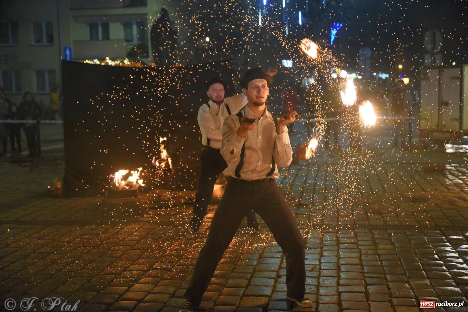 Zdjęcie w galerii na portalu naszraciborz.pl: Światełko do nieba z Teatrem Ognia Enigma [FOTO i WIDEO] wiadomości z regionu