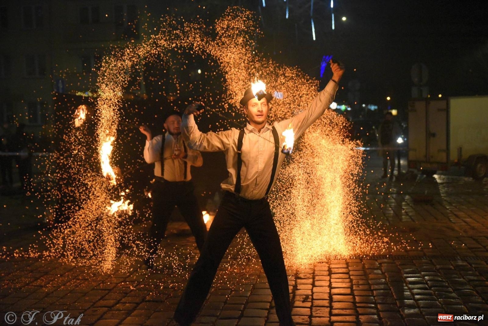 Zdjęcie w galerii na portalu naszraciborz.pl: Światełko do nieba z Teatrem Ognia Enigma [FOTO i WIDEO] wiadomości z regionu