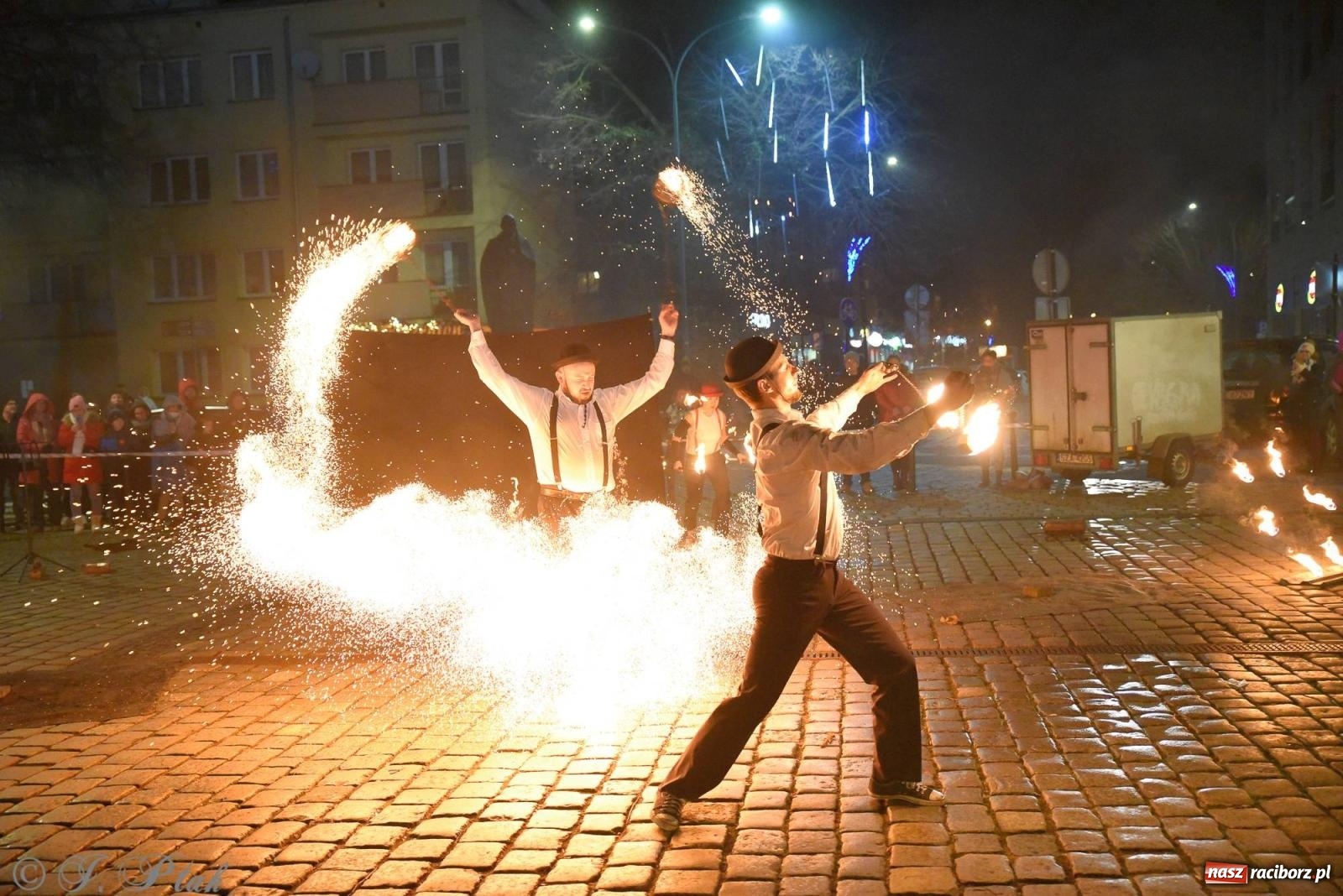 Zdjęcie w galerii na portalu naszraciborz.pl: Światełko do nieba z Teatrem Ognia Enigma [FOTO i WIDEO] wiadomości z regionu