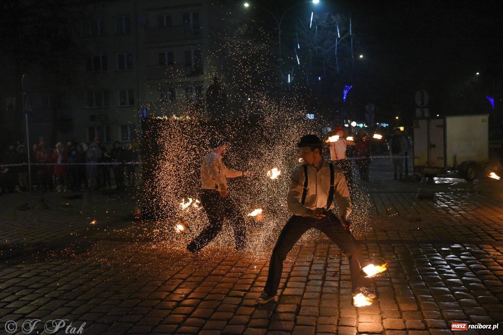 Zdjęcie w galerii na portalu naszraciborz.pl: Światełko do nieba z Teatrem Ognia Enigma [FOTO i WIDEO] wiadomości z regionu