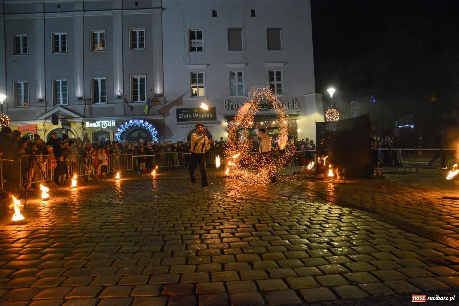 Zdjęcie w galerii na portalu naszraciborz.pl: Światełko do nieba z Teatrem Ognia Enigma [FOTO i WIDEO] wiadomości z regionu