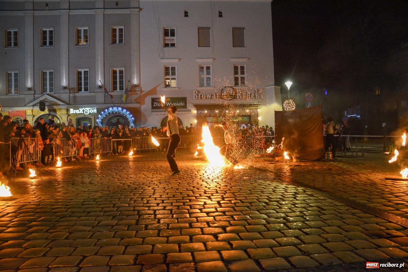 Zdjęcie w galerii na portalu naszraciborz.pl: Światełko do nieba z Teatrem Ognia Enigma [FOTO i WIDEO] wiadomości z regionu