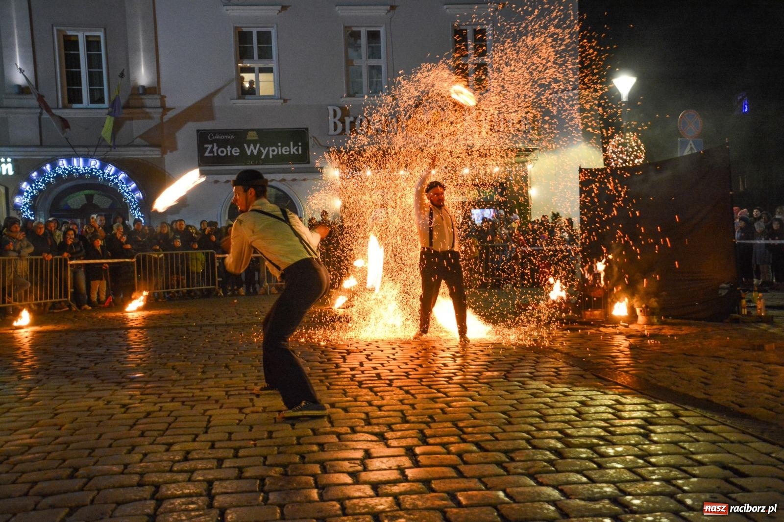 Zdjęcie w galerii na portalu naszraciborz.pl: Światełko do nieba z Teatrem Ognia Enigma [FOTO i WIDEO] wiadomości z regionu
