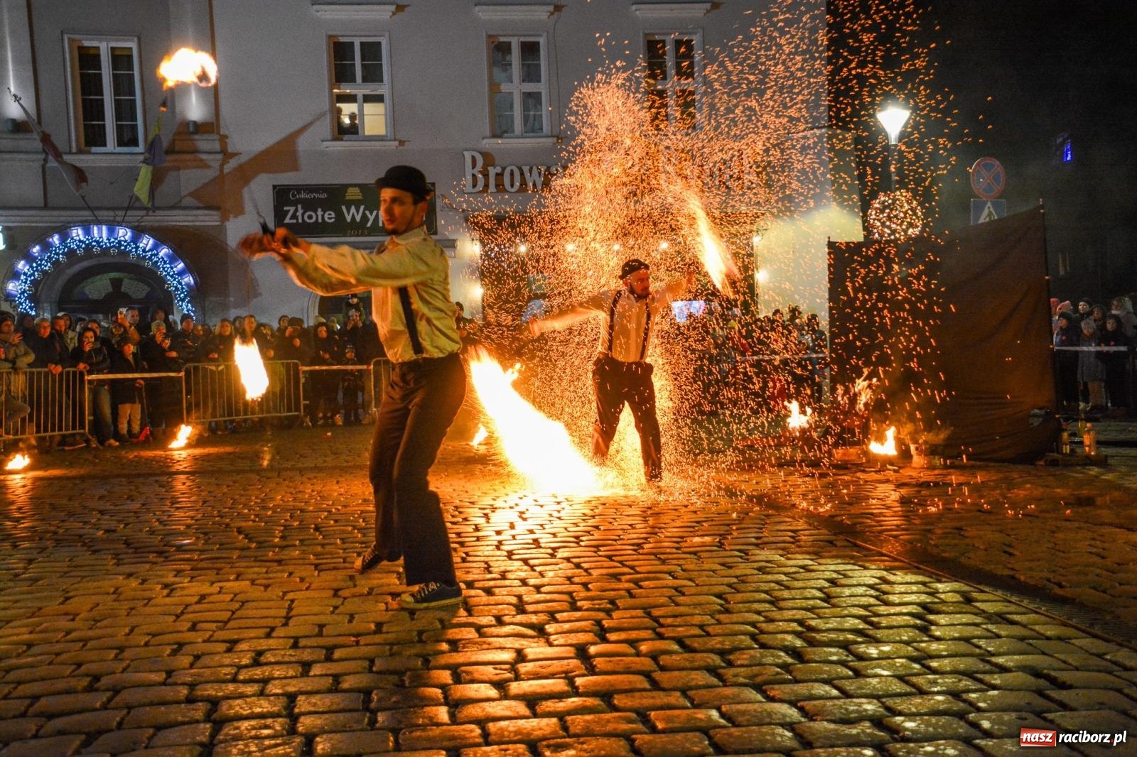 Zdjęcie w galerii na portalu naszraciborz.pl: Światełko do nieba z Teatrem Ognia Enigma [FOTO i WIDEO] wiadomości z regionu