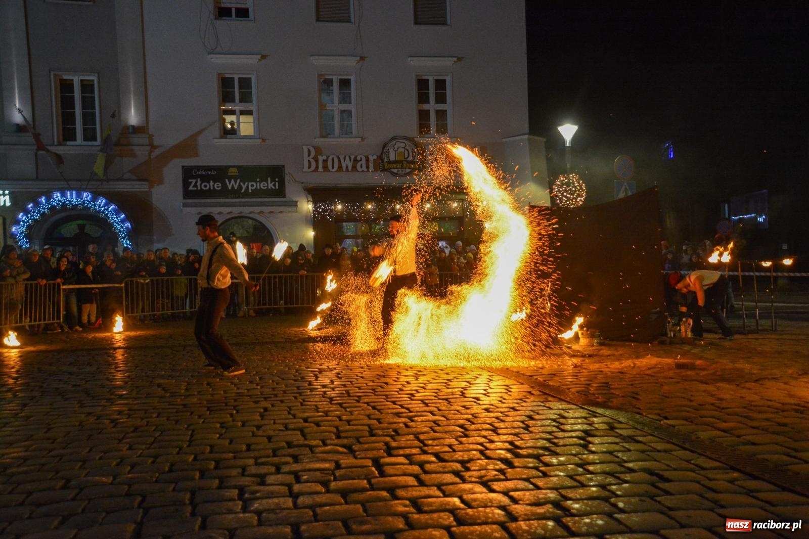 Zdjęcie w galerii na portalu naszraciborz.pl: Światełko do nieba z Teatrem Ognia Enigma [FOTO i WIDEO] wiadomości z regionu