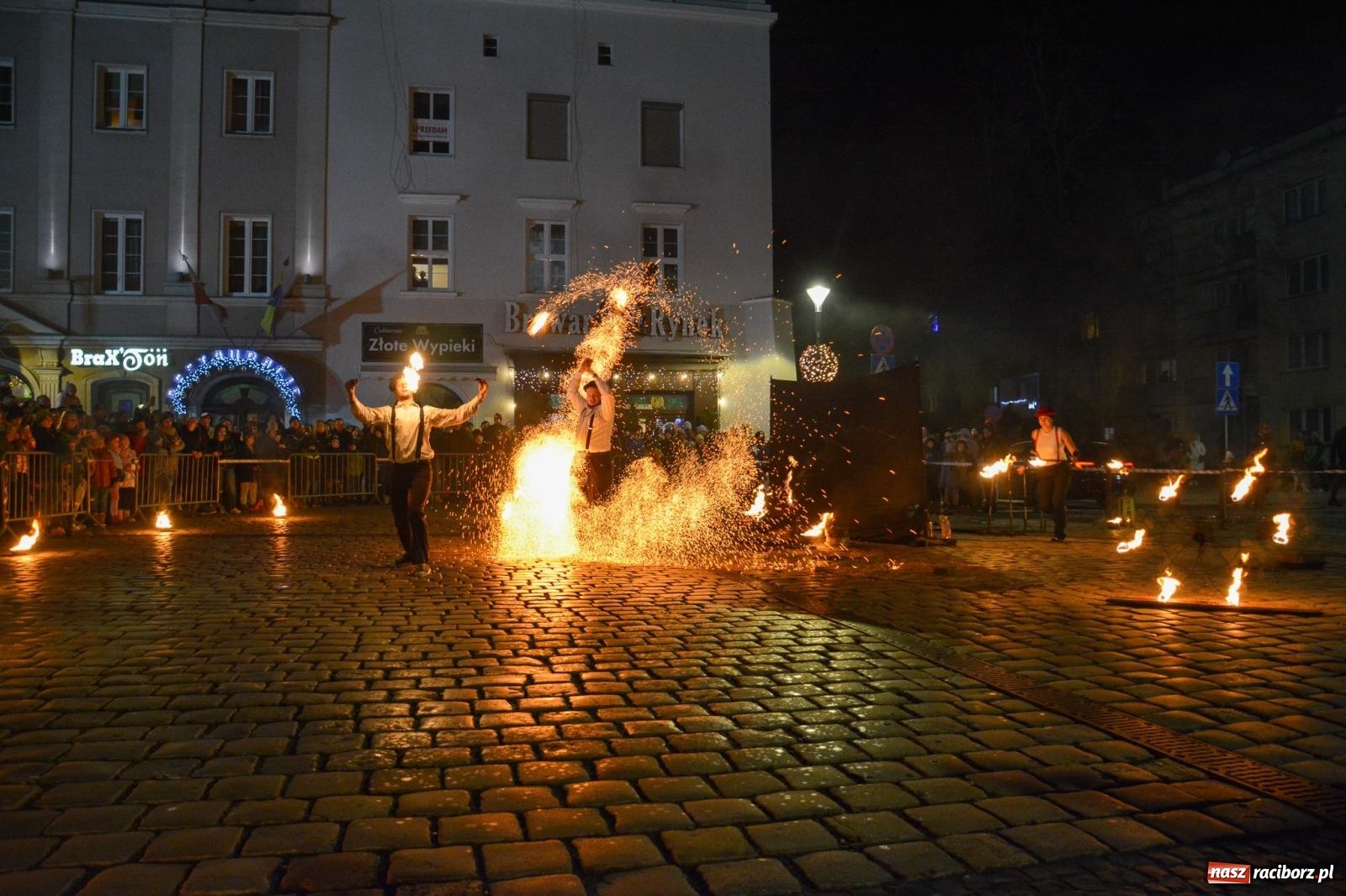 Zdjęcie w galerii na portalu naszraciborz.pl: Światełko do nieba z Teatrem Ognia Enigma [FOTO i WIDEO] wiadomości z regionu