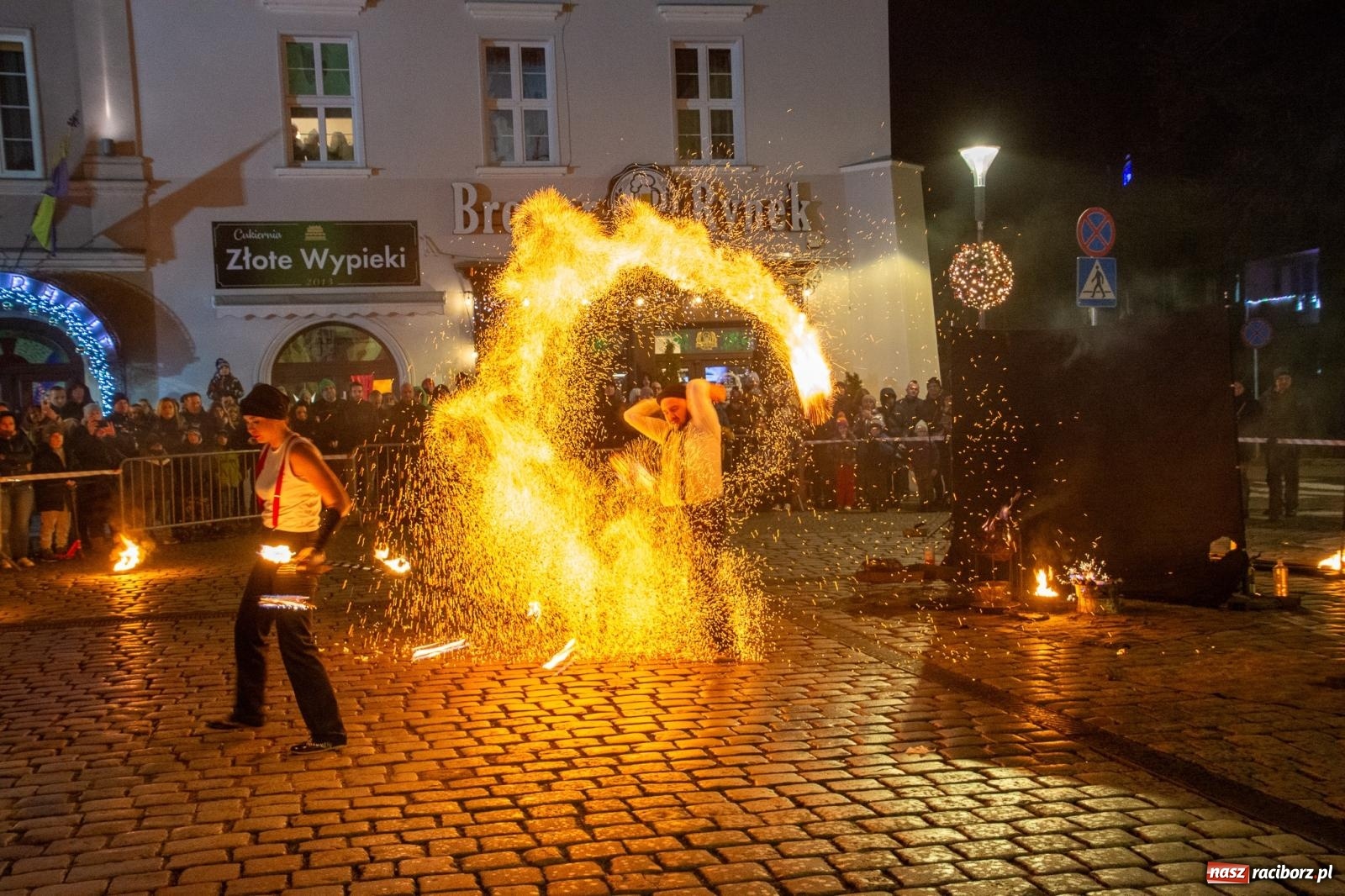 Zdjęcie w galerii na portalu naszraciborz.pl: Światełko do nieba z Teatrem Ognia Enigma [FOTO i WIDEO] wiadomości z regionu