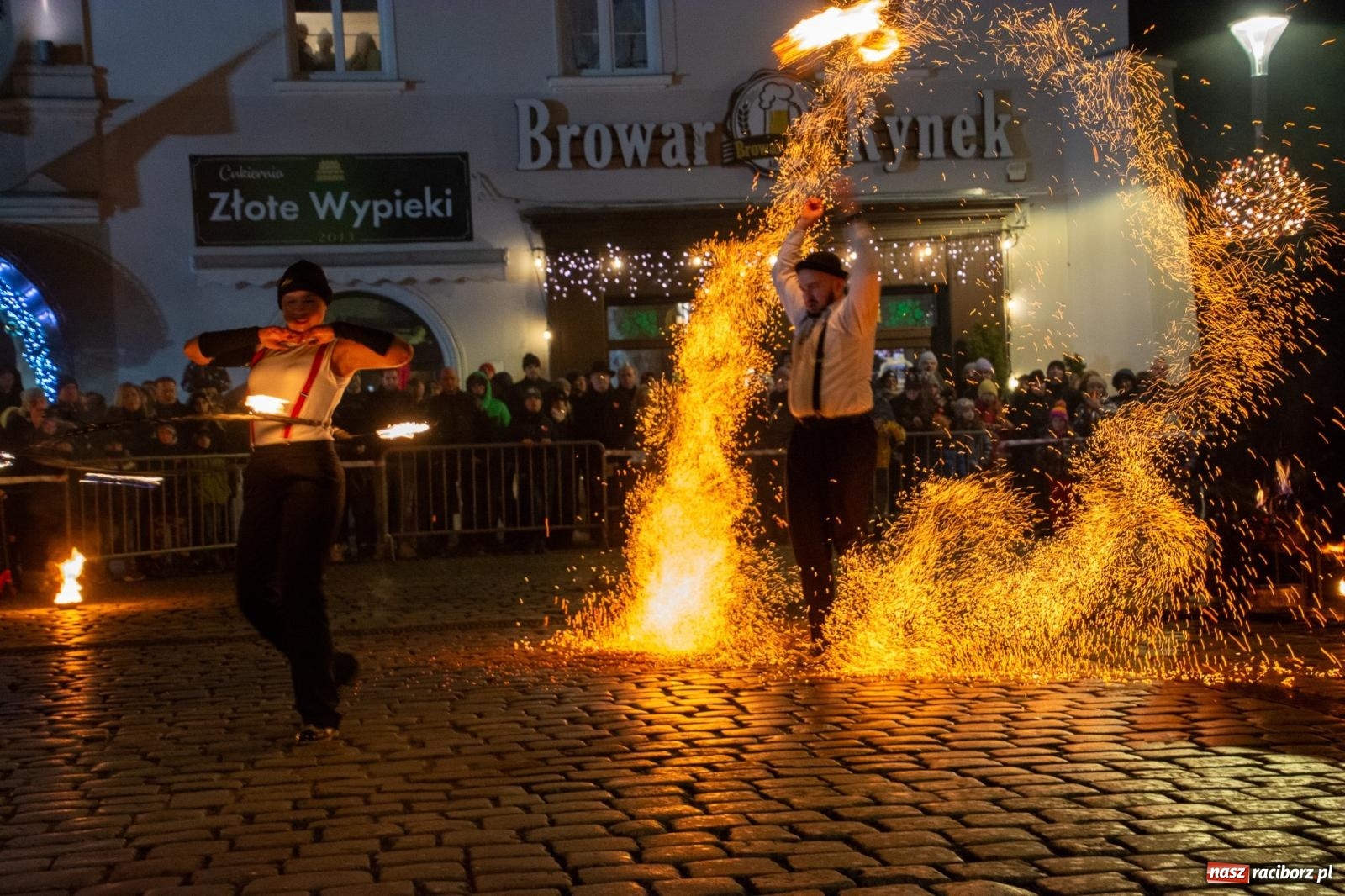 Zdjęcie w galerii na portalu naszraciborz.pl: Światełko do nieba z Teatrem Ognia Enigma [FOTO i WIDEO] wiadomości z regionu