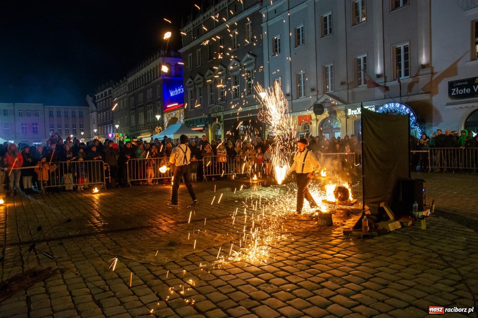 Zdjęcie w galerii na portalu naszraciborz.pl: Światełko do nieba z Teatrem Ognia Enigma [FOTO i WIDEO] wiadomości z regionu