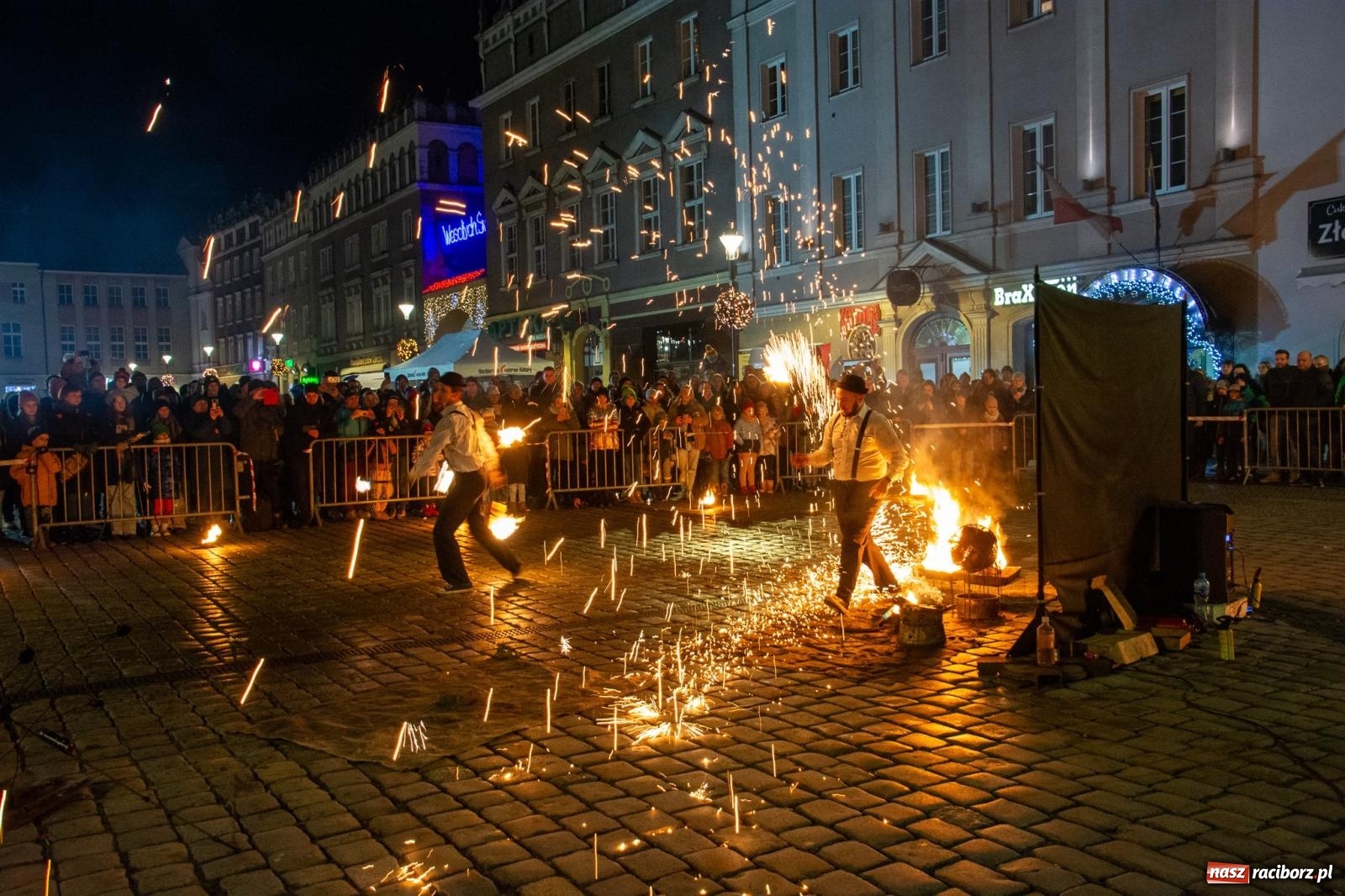 Zdjęcie w galerii na portalu naszraciborz.pl: Światełko do nieba z Teatrem Ognia Enigma [FOTO i WIDEO] wiadomości z regionu
