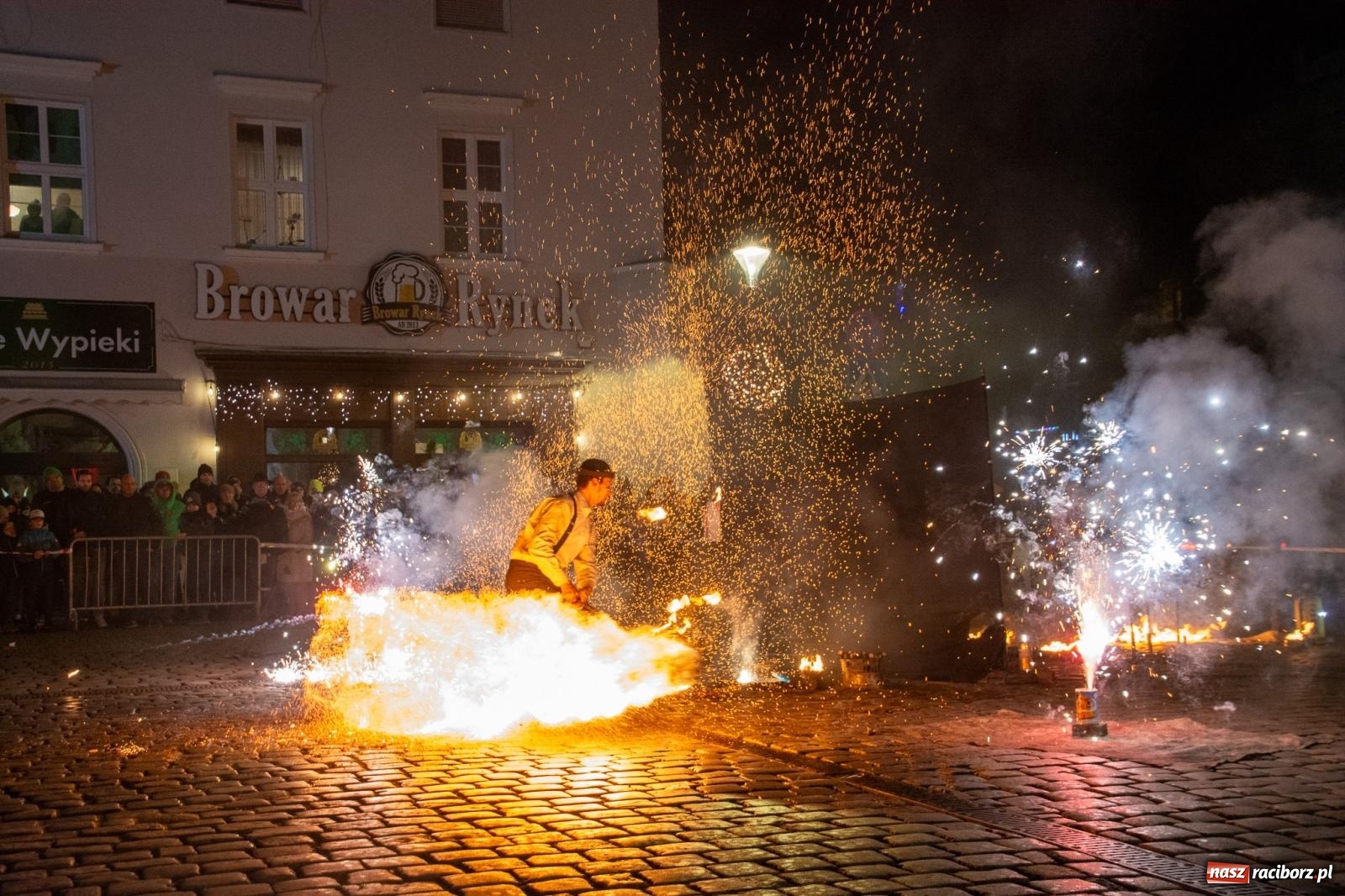 Zdjęcie w galerii na portalu naszraciborz.pl: Światełko do nieba z Teatrem Ognia Enigma [FOTO i WIDEO] wiadomości z regionu
