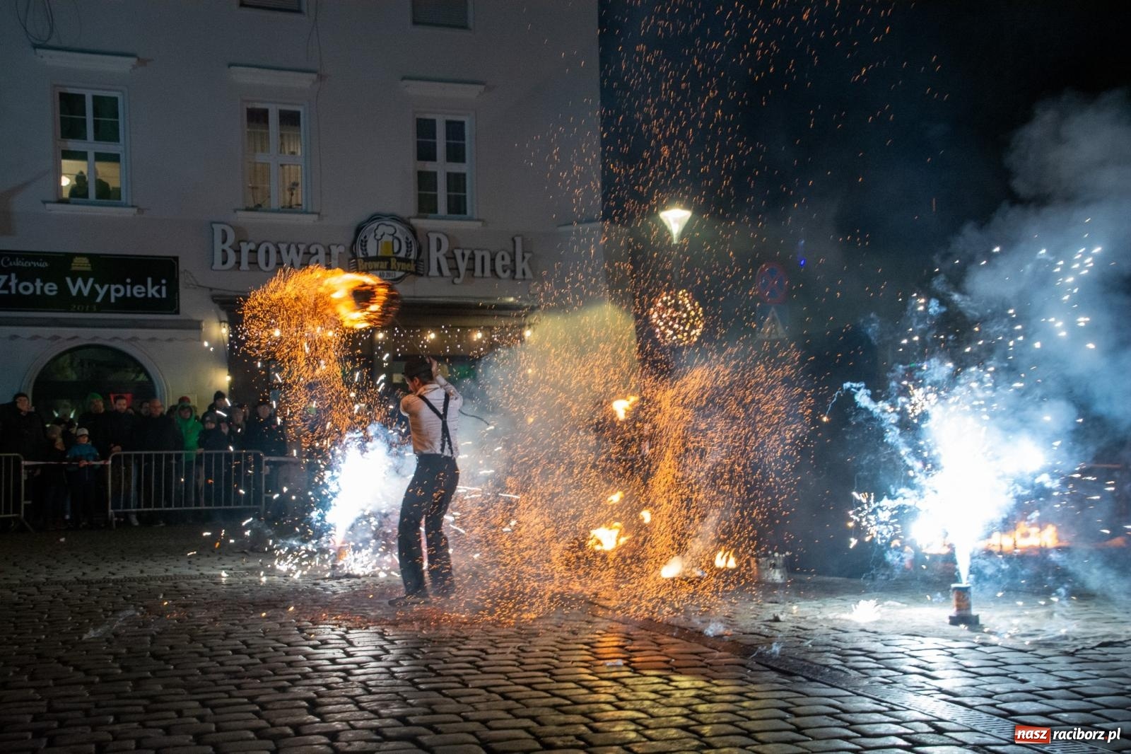 Zdjęcie w galerii na portalu naszraciborz.pl: Światełko do nieba z Teatrem Ognia Enigma [FOTO i WIDEO] wiadomości z regionu